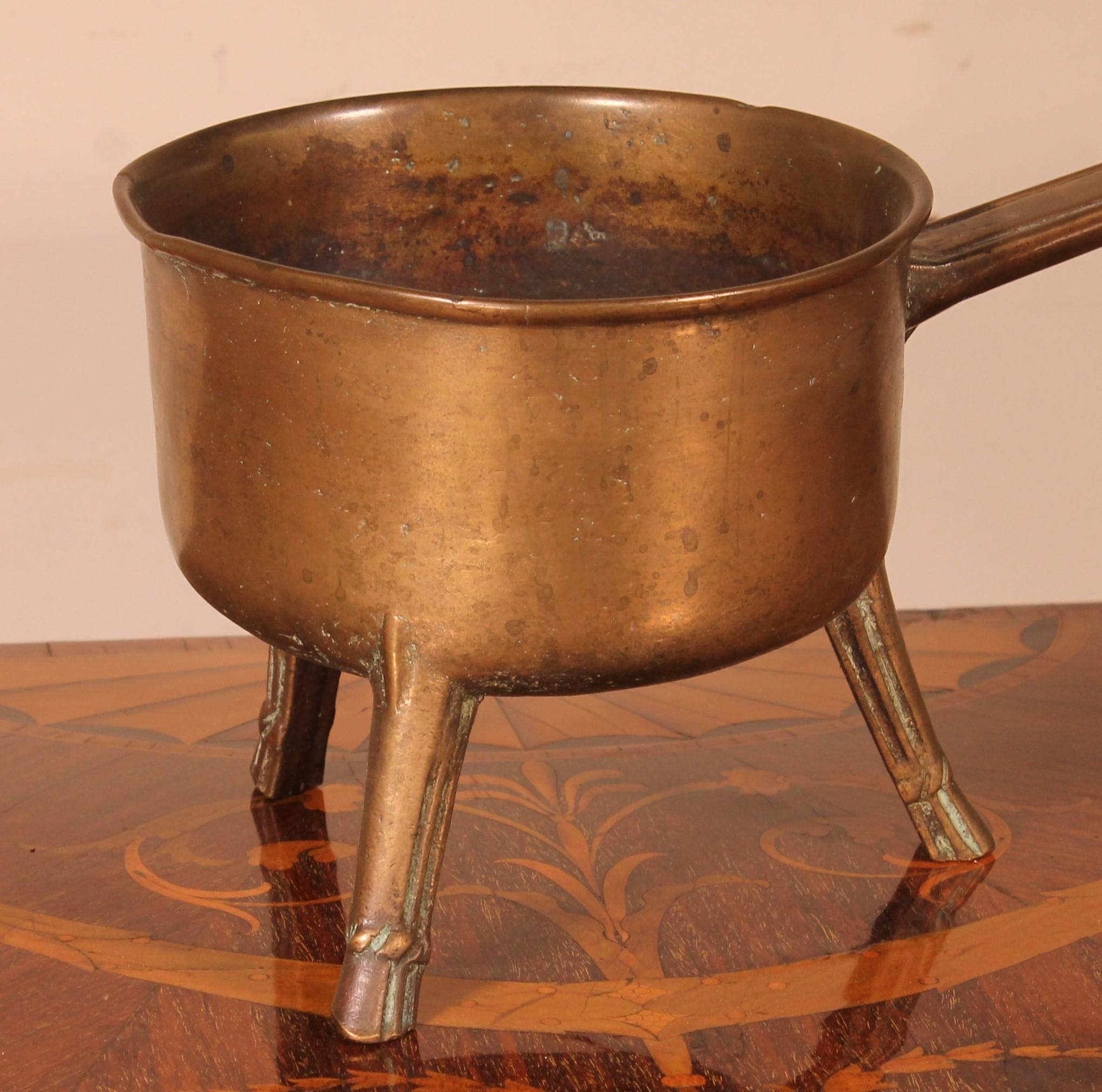 Apothecary tripod skillet from the end of the 17th century beginning of the 18th century From England.
The skillet is in superb condition and has not undergone any restorations.
Bronze with a very beautiful patina.
 