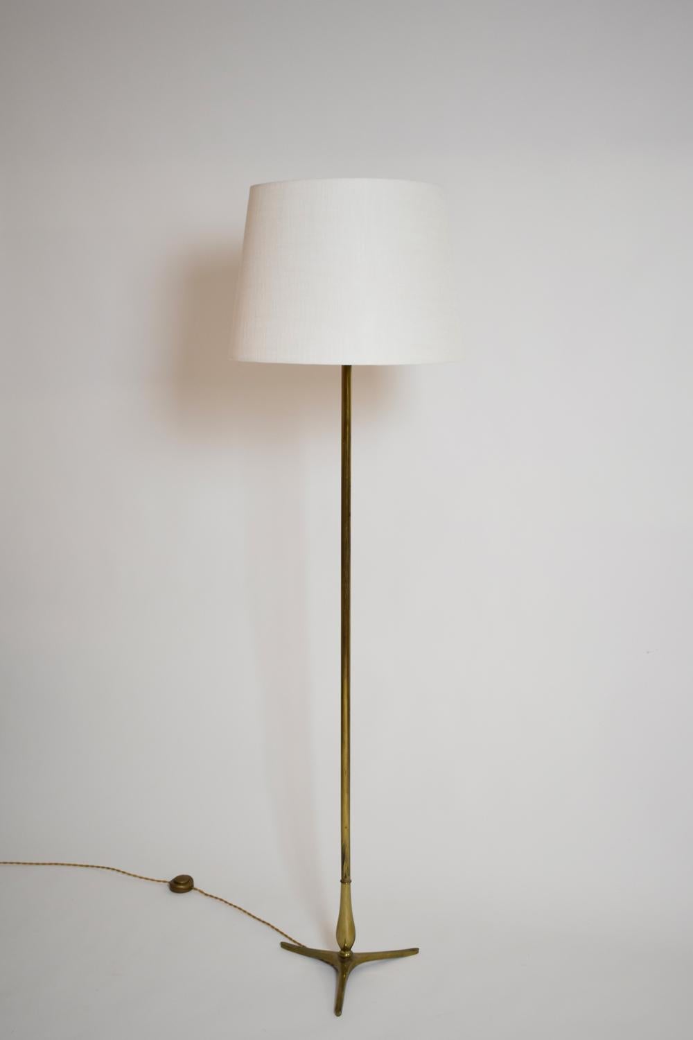 Lampadaire néoclassique tripode en laiton et bronze avec un balustre dans la base de la tige. Dans le style de Riccardo Scarpa. Italie, années 1960.