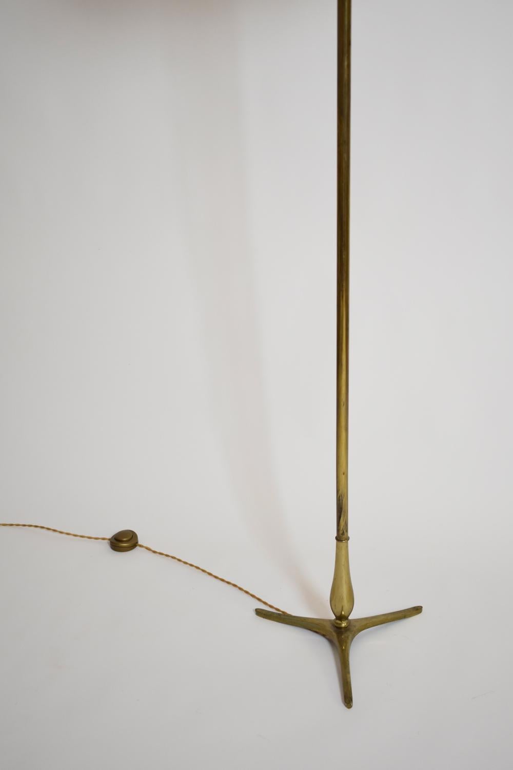 Lampadaire néoclassique tripode balustre, années 1960. Excellent état - En vente à Lisboa, PT