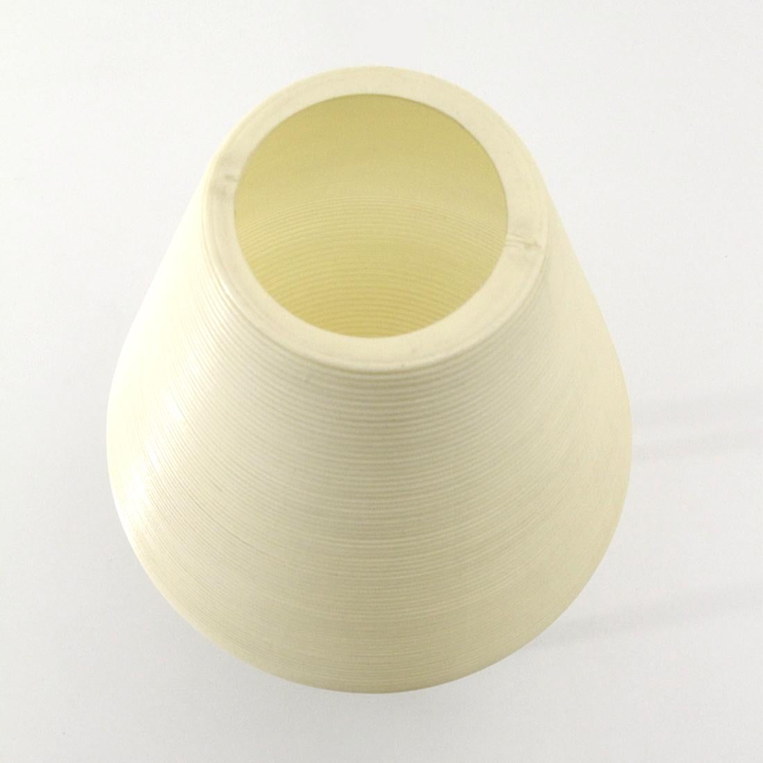 Tripod Beehive Table Lamp with Plastic Shade, 1960s In Good Condition For Sale In Savona, IT