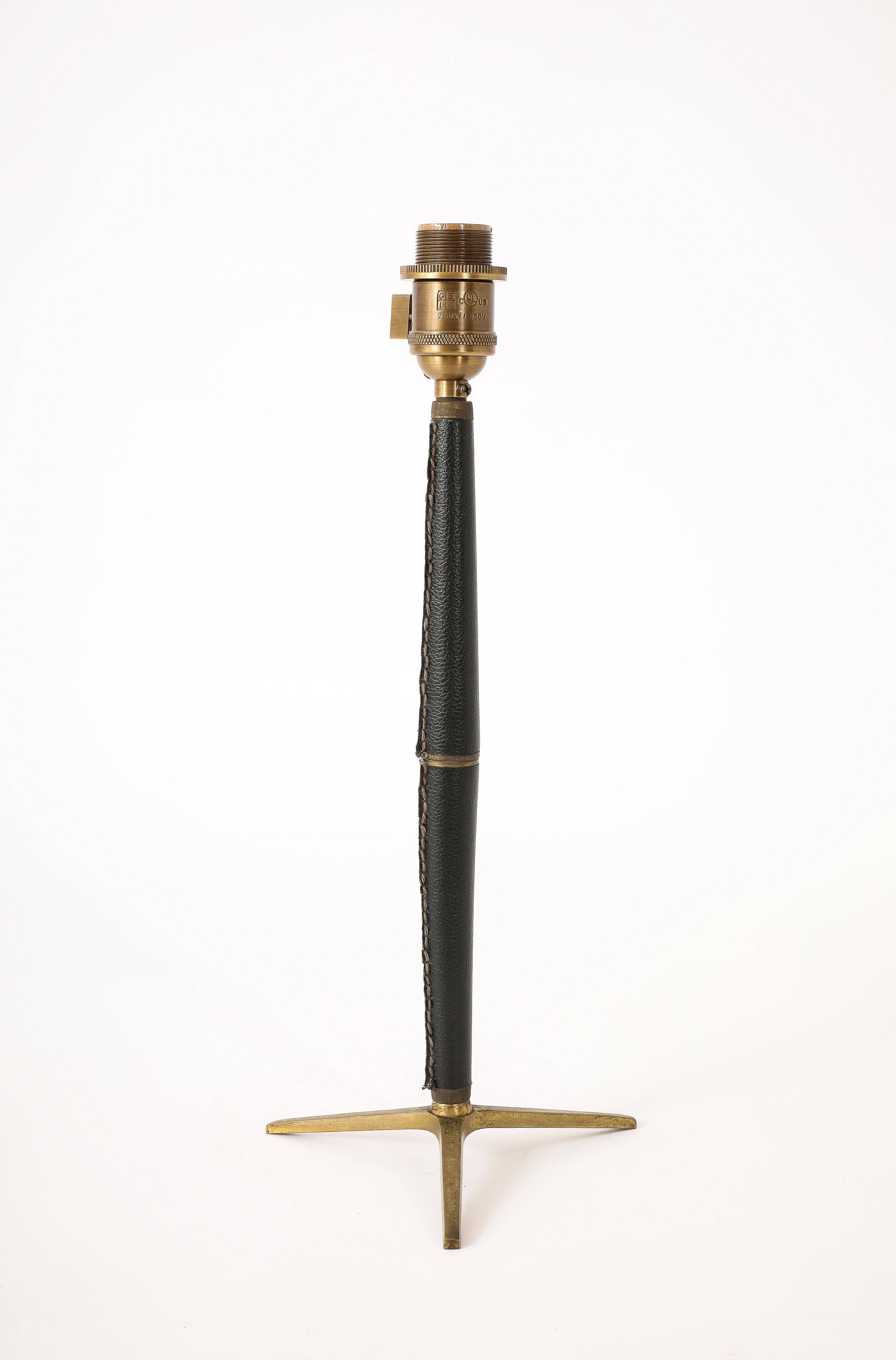 Lampada tripode in ottone e pelle, Francia, anni '50 in vendita 6