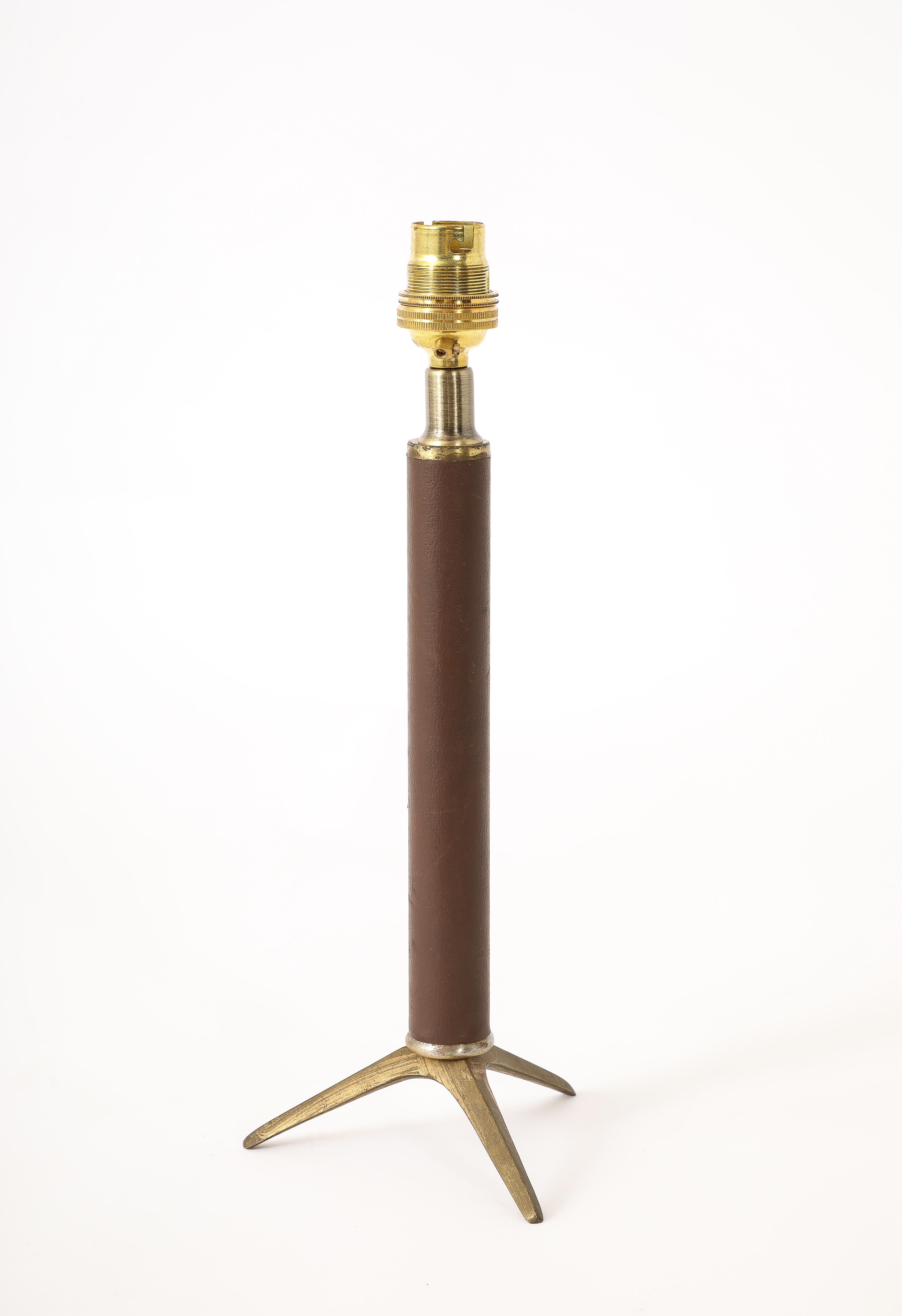 Lampada a stelo in due parti rivestita in pelle su una base tripode in bronzo
