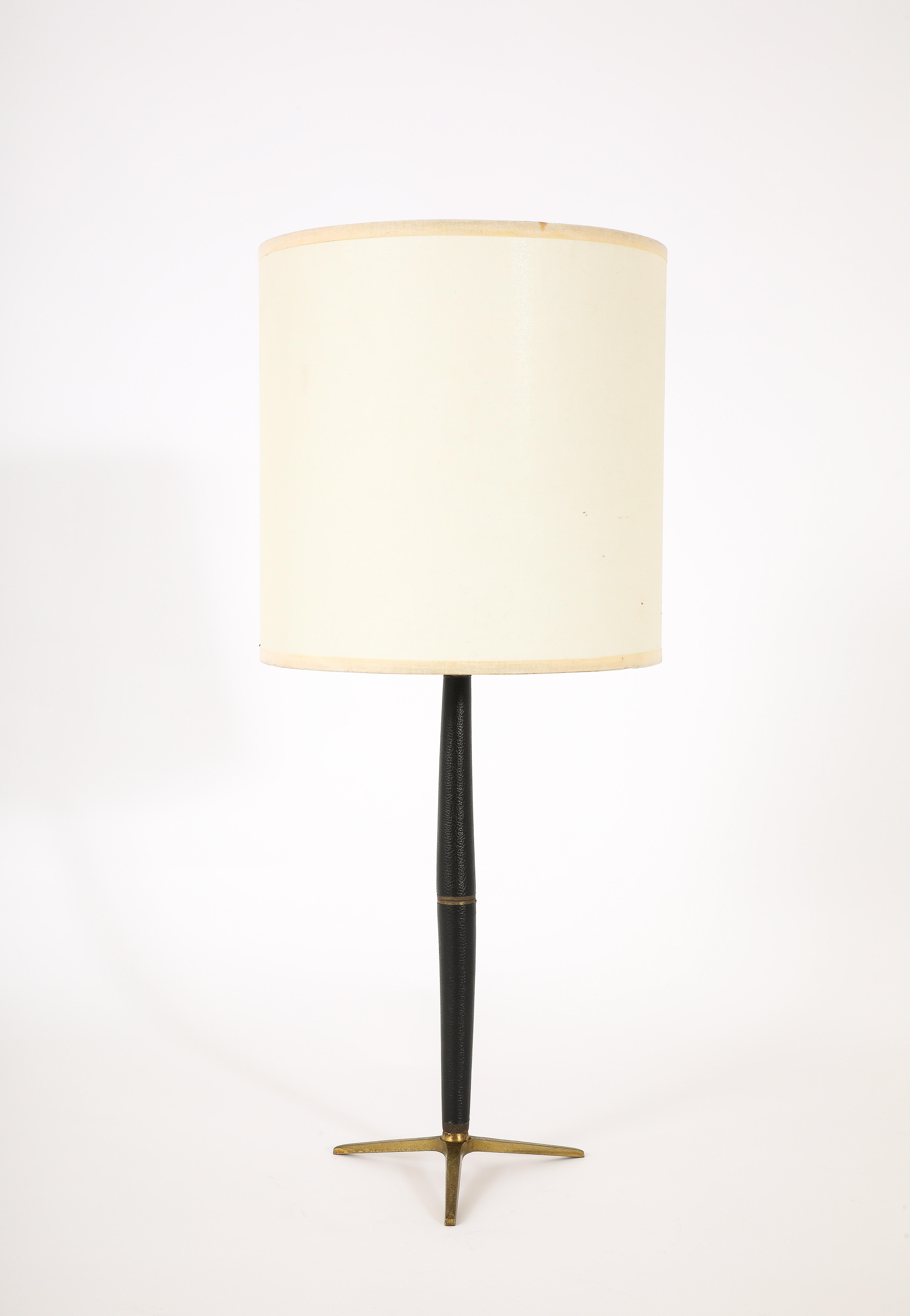 Mid-Century moderno Lampada tripode in ottone e pelle, Francia, anni '50 in vendita