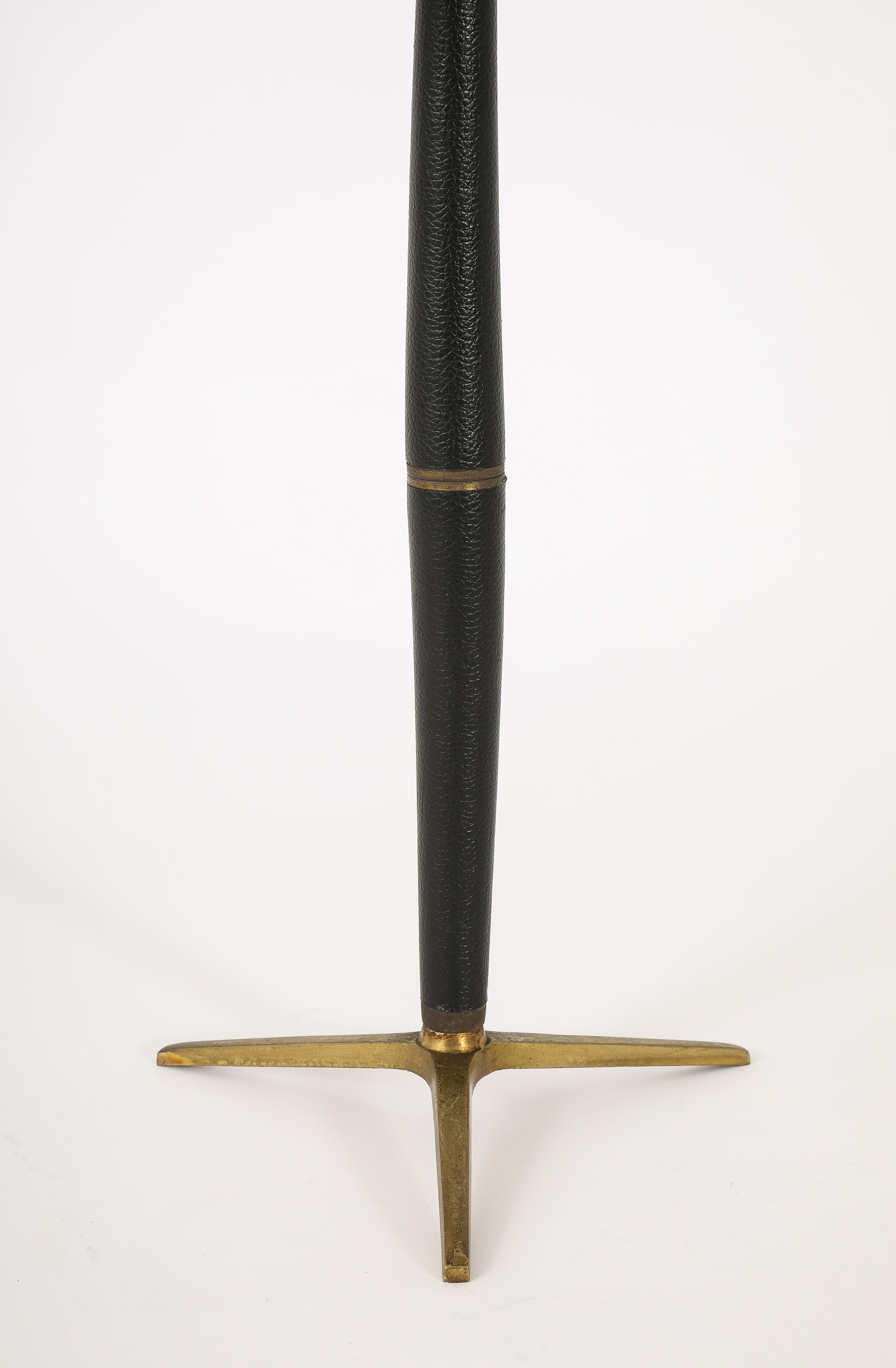 Lampada tripode in ottone e pelle, Francia, anni '50 In condizioni discrete in vendita a New York, NY