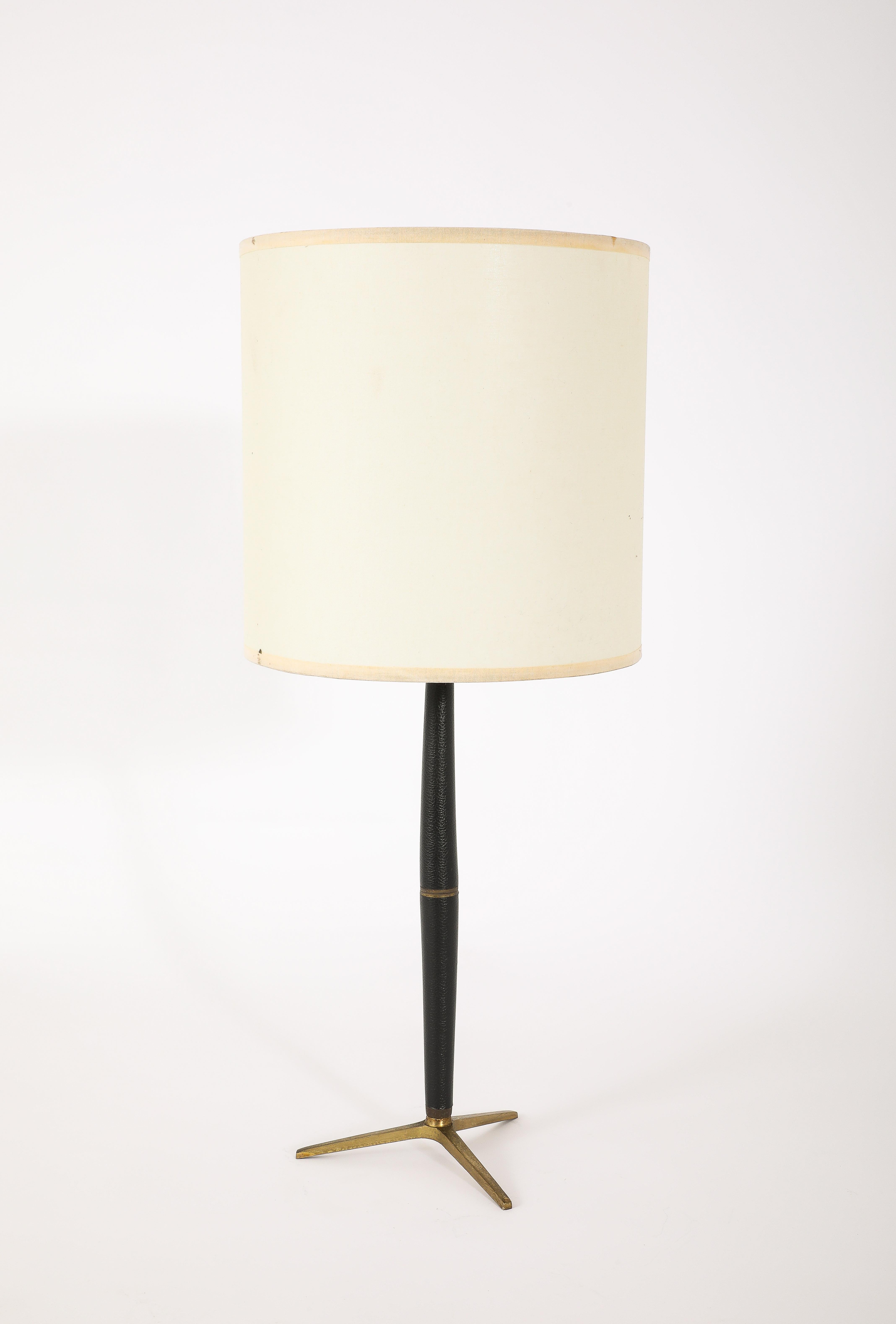 XX secolo Lampada tripode in ottone e pelle, Francia, anni '50 in vendita