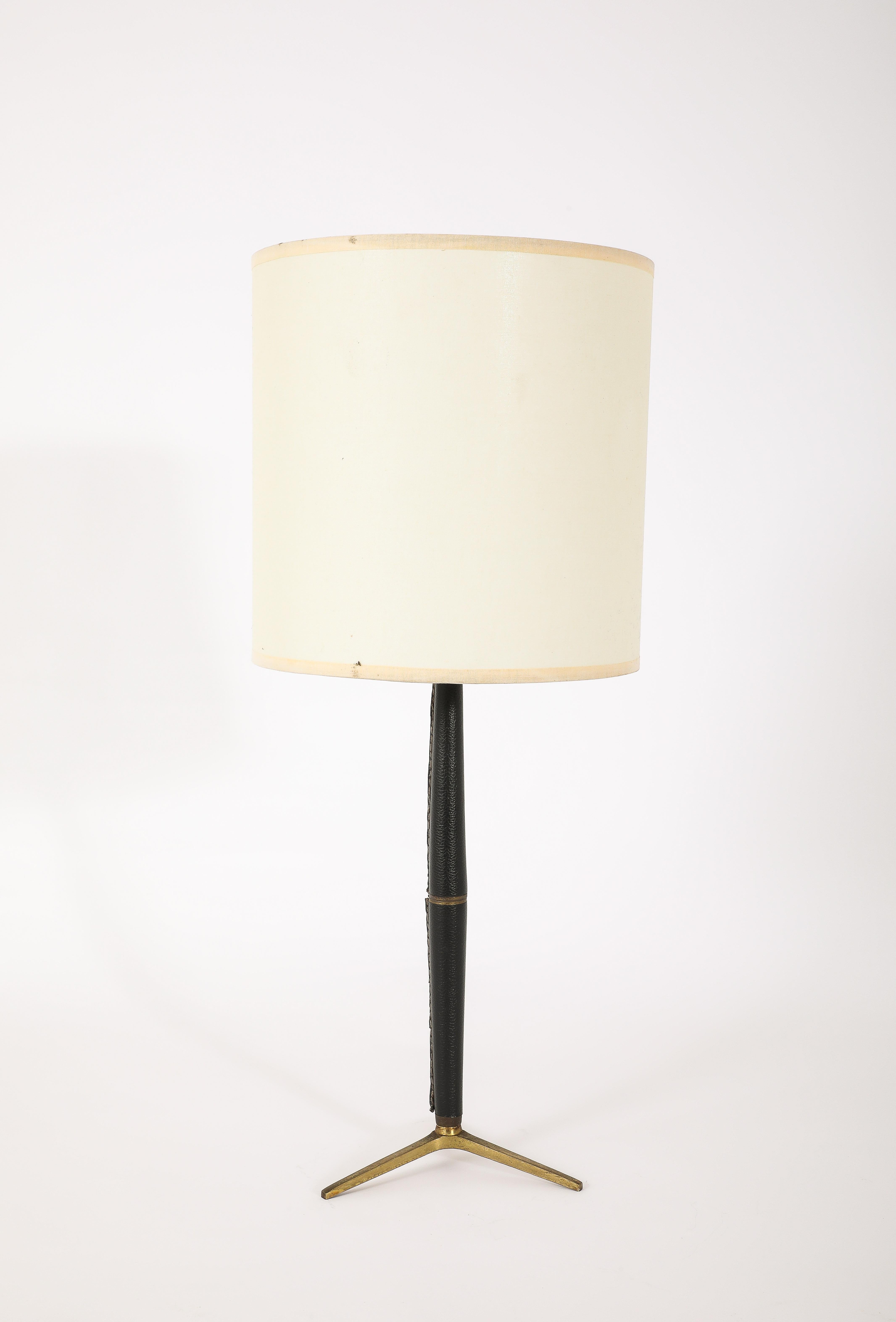 Ottone Lampada tripode in ottone e pelle, Francia, anni '50 in vendita