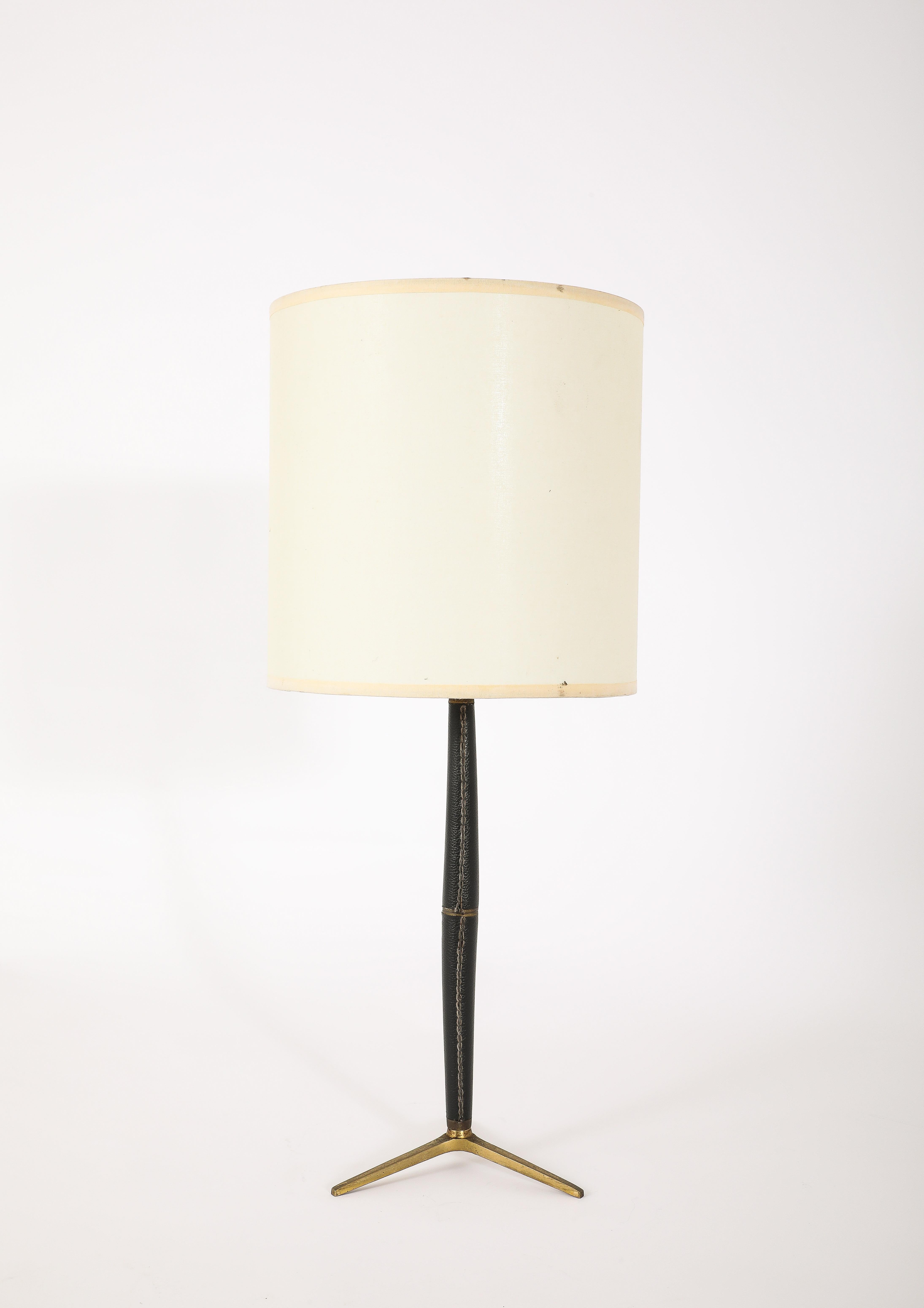 Lampada tripode in ottone e pelle, Francia, anni '50 in vendita 1