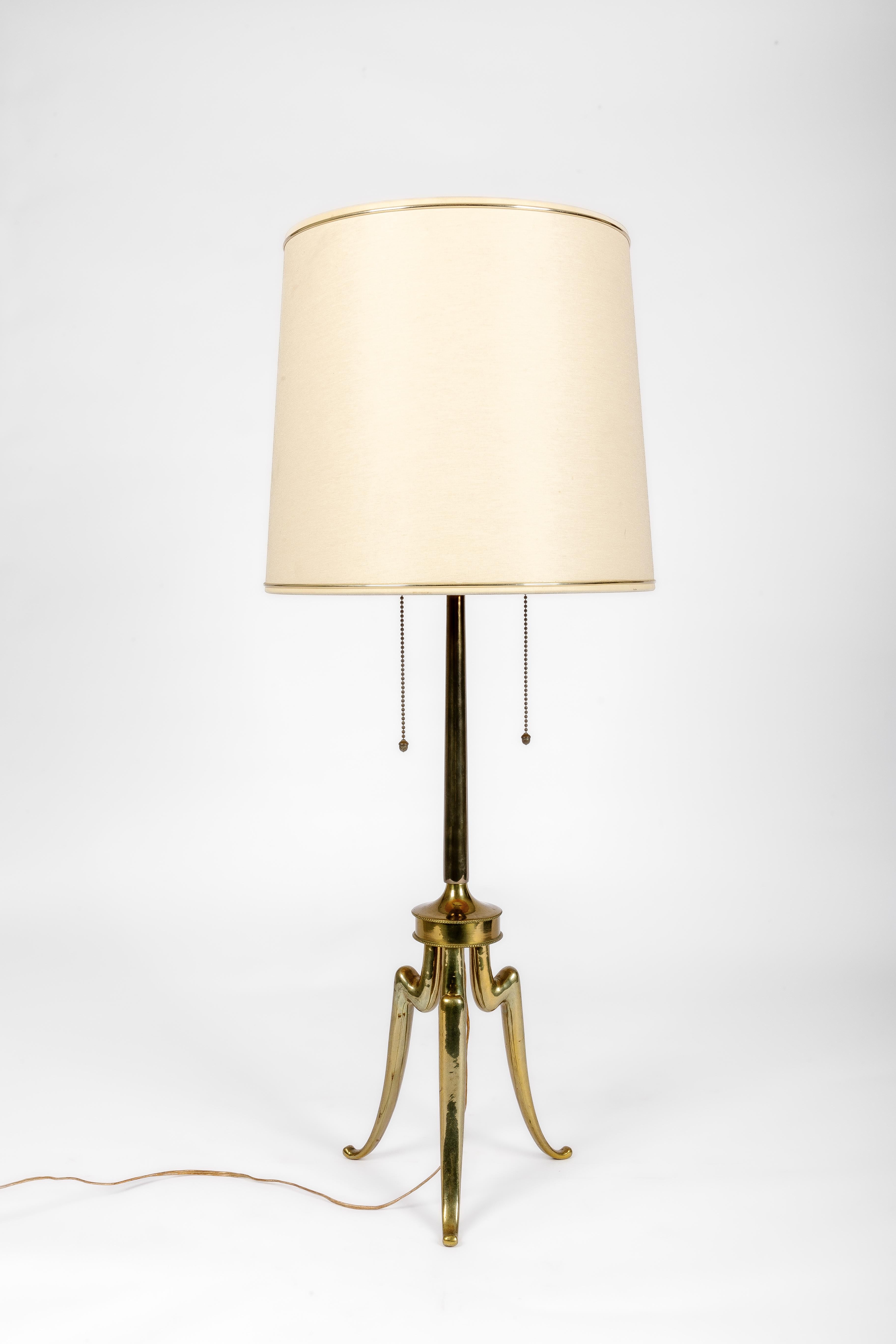 Brass table lamp in the style of Maison Jansen.

Fine and heavy quality with great details.

Very stable construction.
2 lamp soquets inside which can indivudually been operated and be set in different directions or positions.

Good