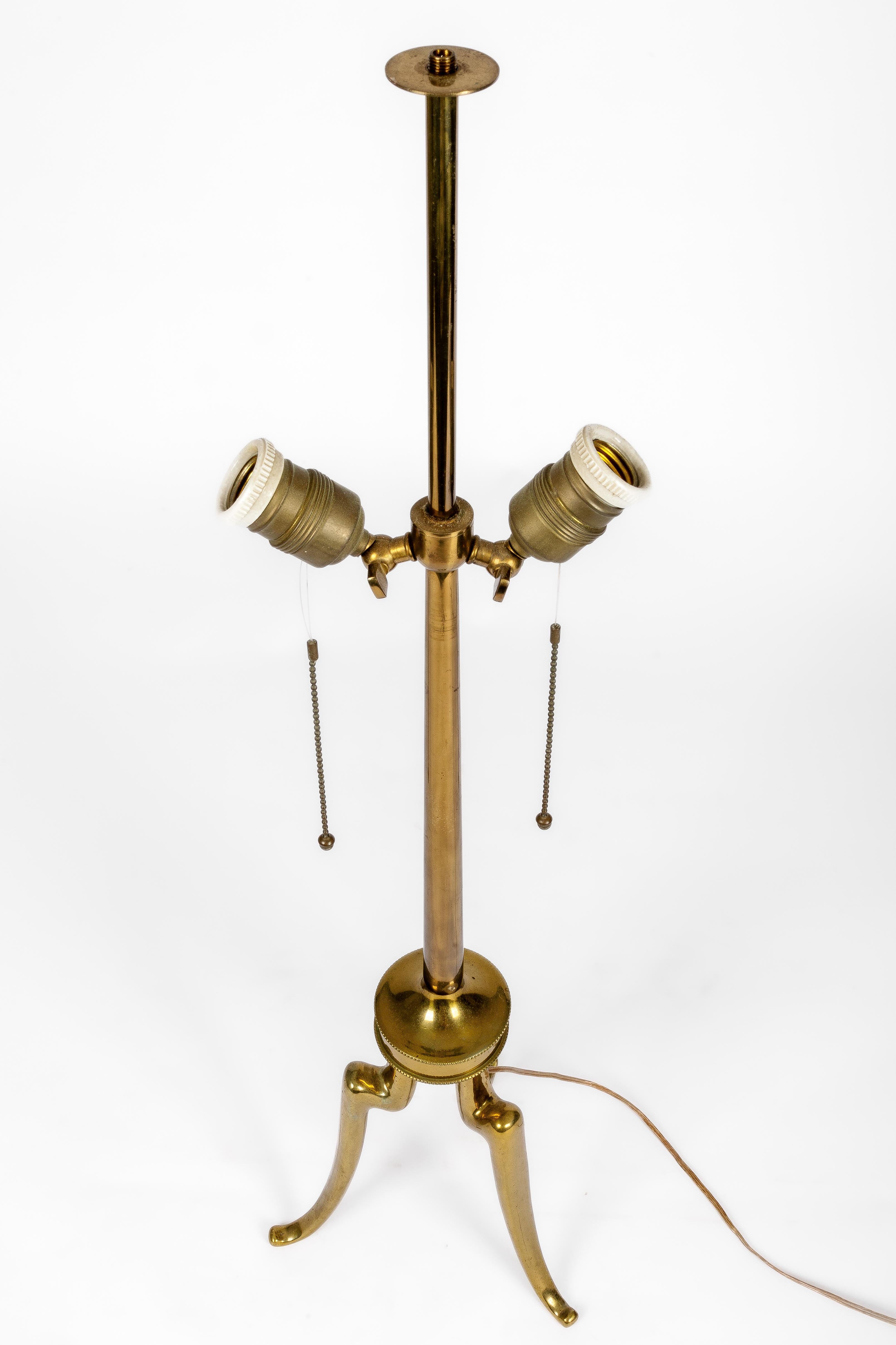 French Tripod brass Maison Jansen-style table lamp For Sale
