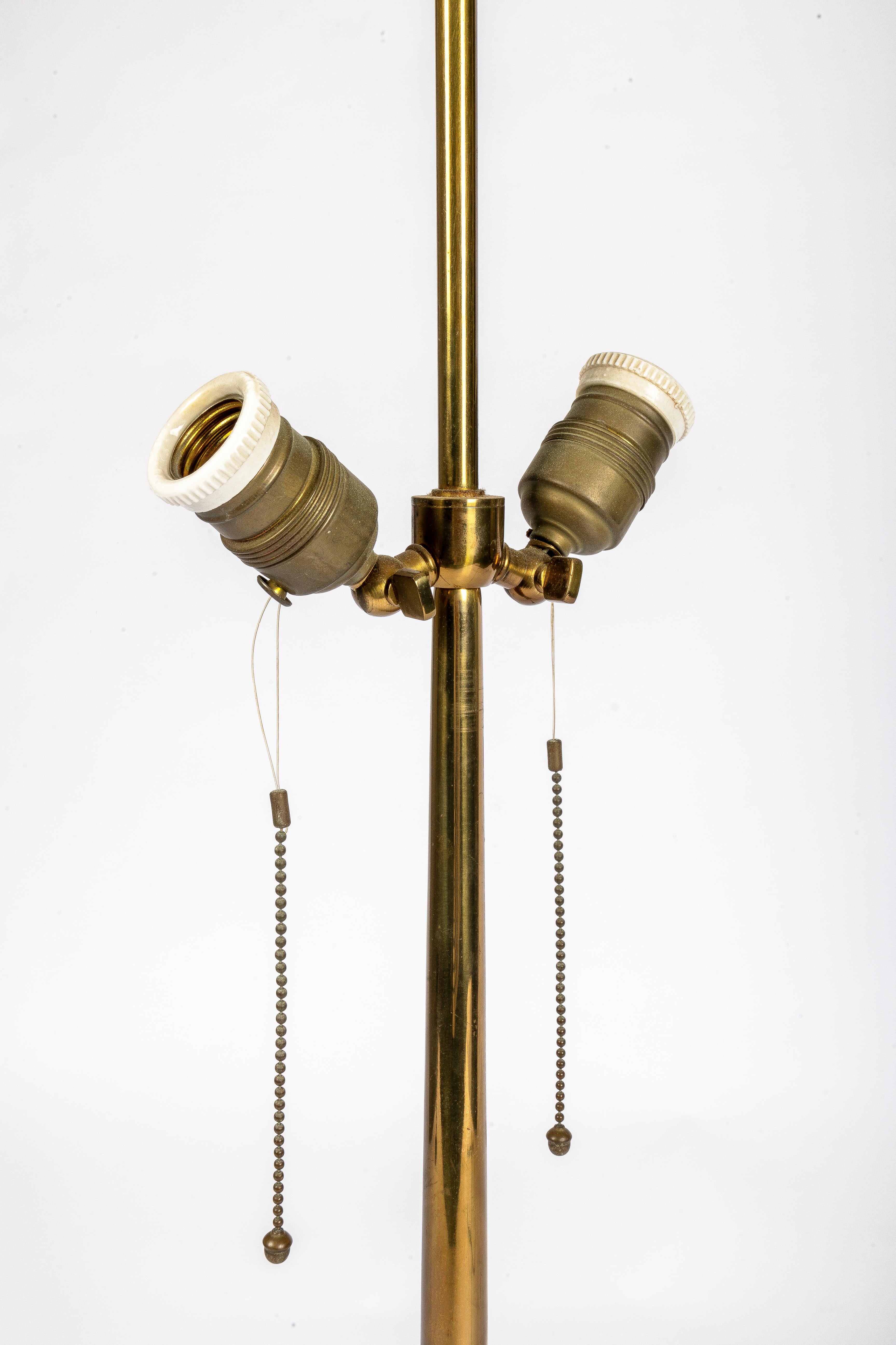 Tripod brass Maison Jansen-style table lamp In Good Condition For Sale In Zemst, BE