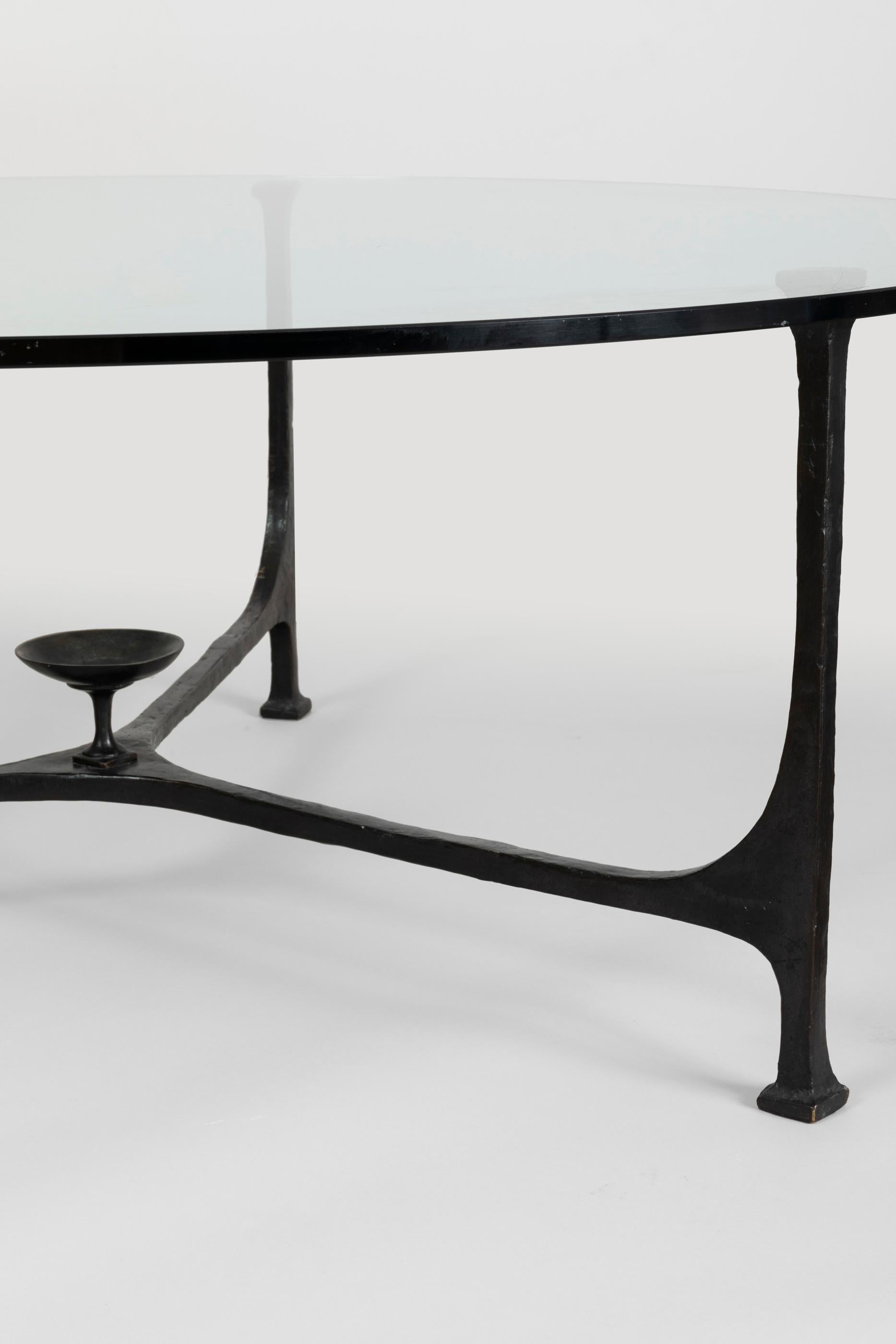 Tripod bronze coffee table
Patinated bronze base, with a cup in center of the cross section, glass top
Designed: André Arbus
Signed AAA.
France, circa 1960

Measures: Height 20.3 inches (51.5 cm)
Diameter 55.1 inches (140 cm)


Reference