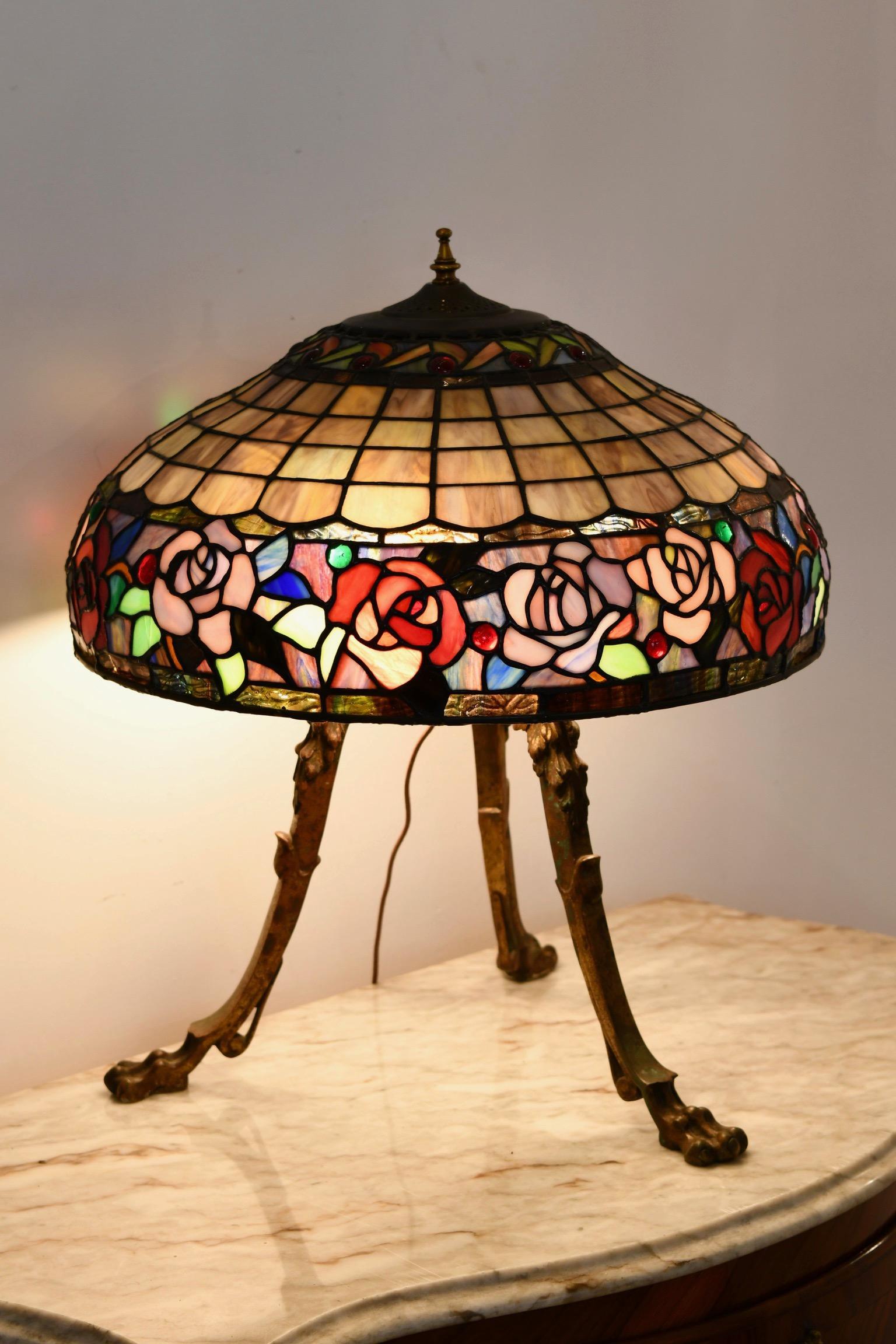Dreibein-Lampe aus Bronze und Buntglas im Angebot 6