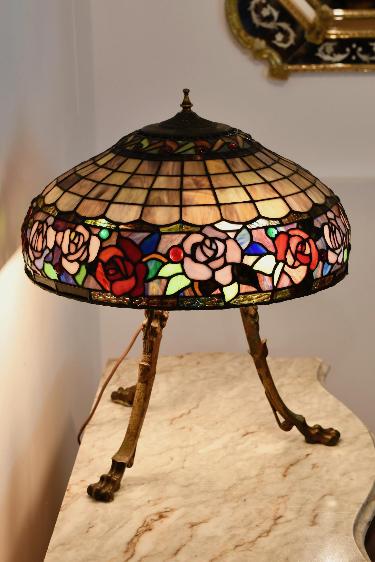 Dreibein-Lampe aus Bronze und Buntglas im Angebot 7