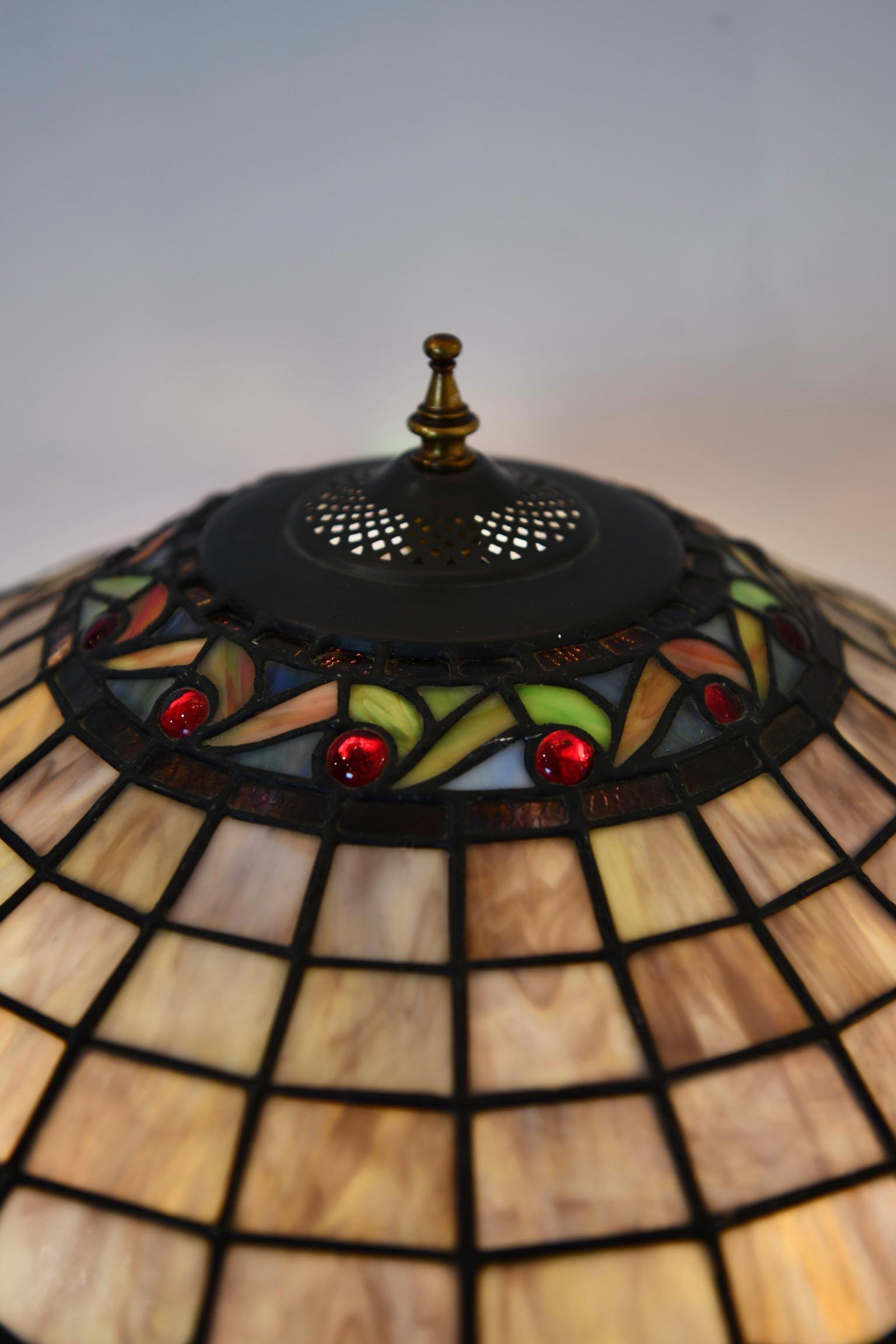 Dreibein-Lampe aus Bronze und Buntglas im Angebot 10