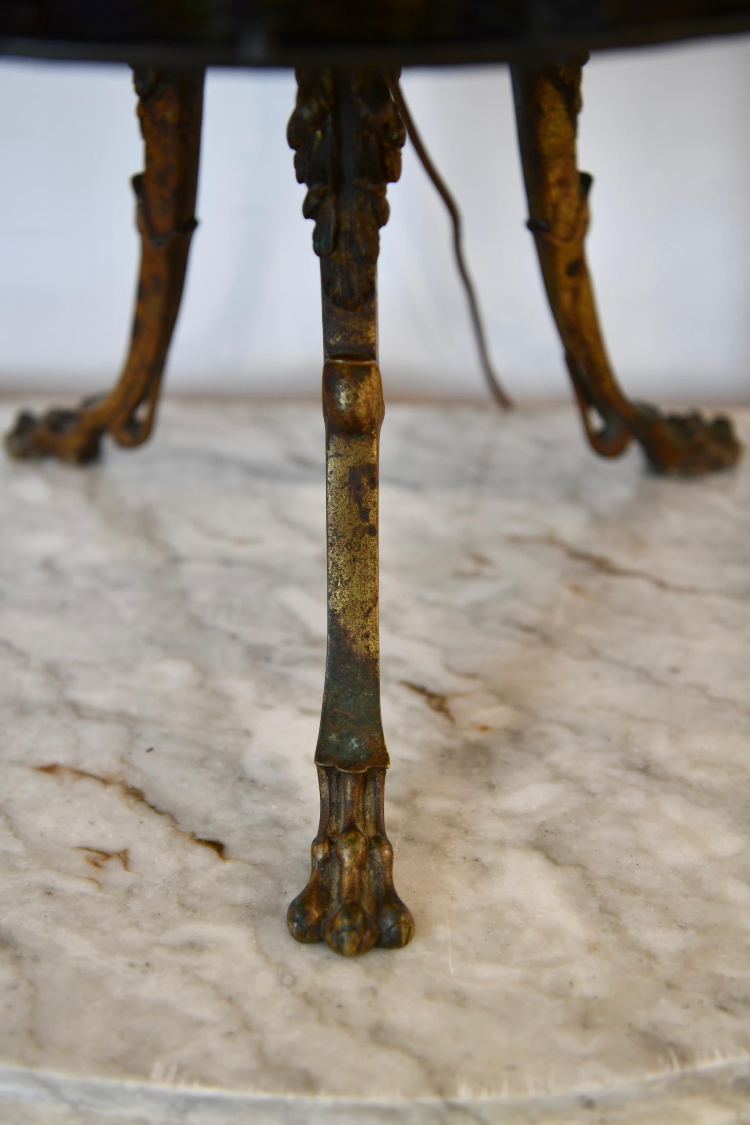 Bronze Lampe tripode en bronze et vitrail en vente