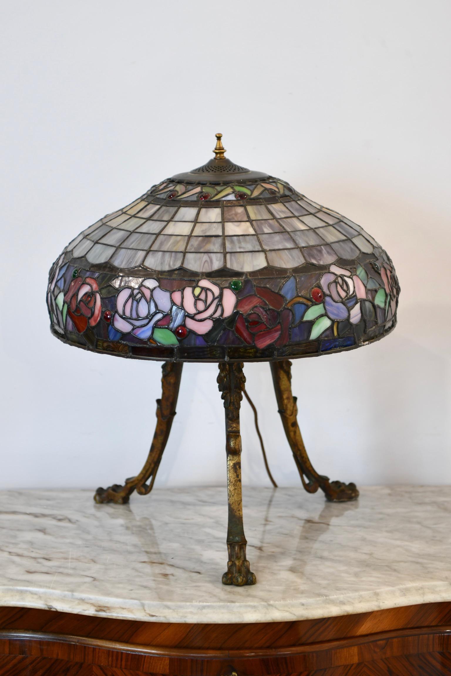 Dreibein-Lampe aus Bronze und Buntglas im Angebot 3