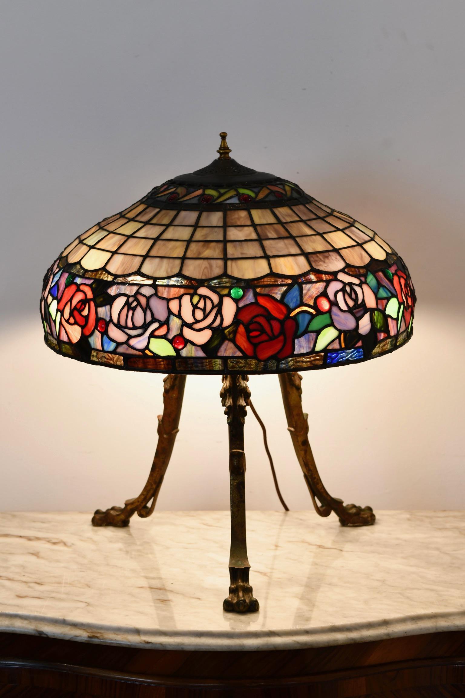 Dreibein-Lampe aus Bronze und Buntglas im Angebot 4