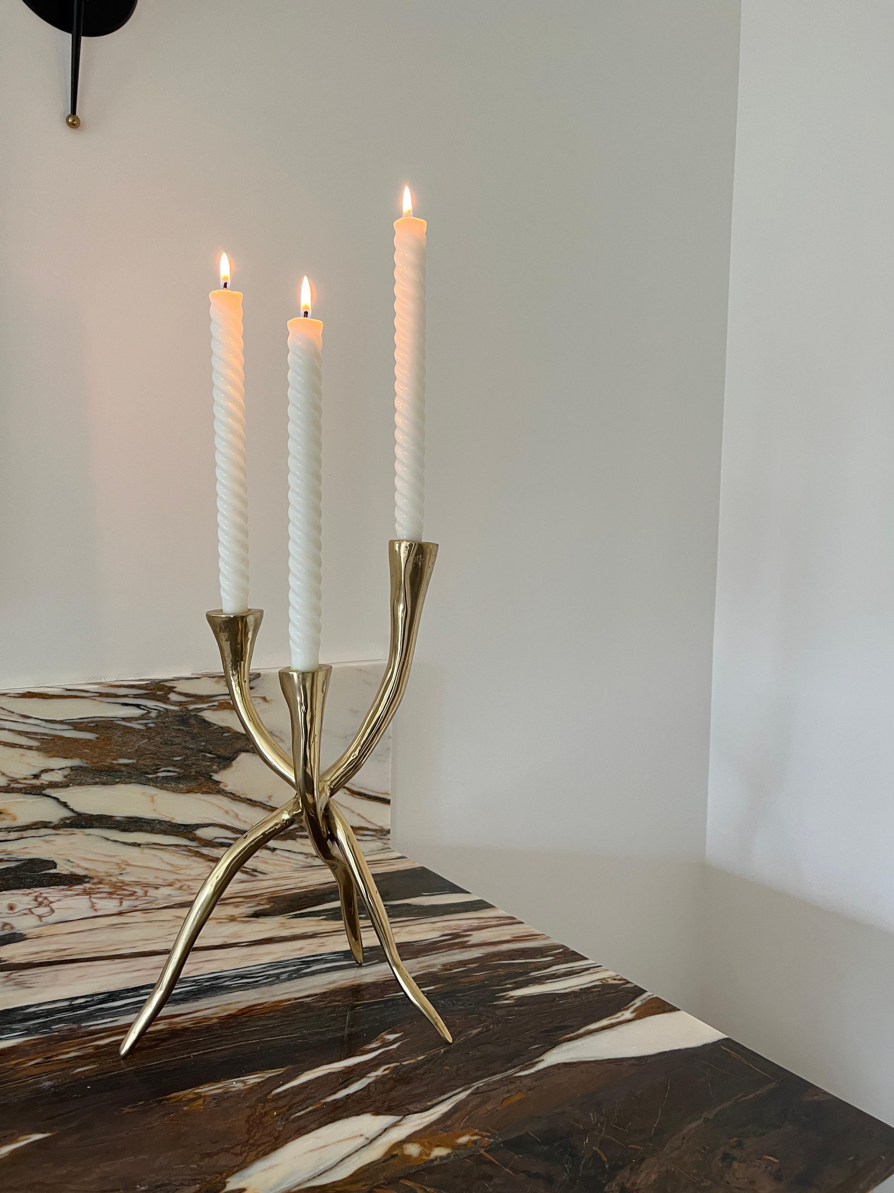 Il candelabro a treppiede è stato creato da David Marshall, in ottone fuso in sabbia.
 Utilizziamo materiali riciclati e tutti i nostri pezzi sono fatti a mano, montati e rifiniti nella nostra fonderia e laboratorio in Spagna.
È certificato