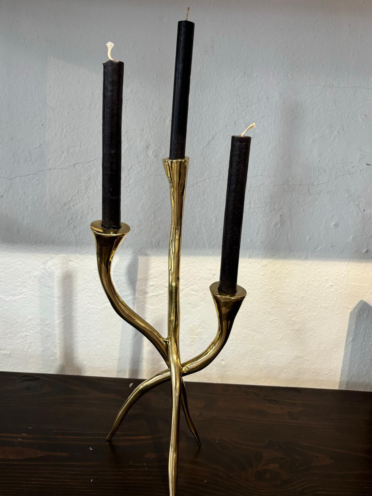 Brutalismo Candelabro a treppiede G023 fuso a mano in ottone da David Marshall in vendita