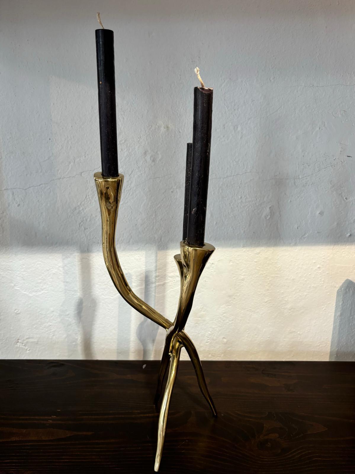 Spagnolo Candelabro a treppiede G023 fuso a mano in ottone da David Marshall in vendita
