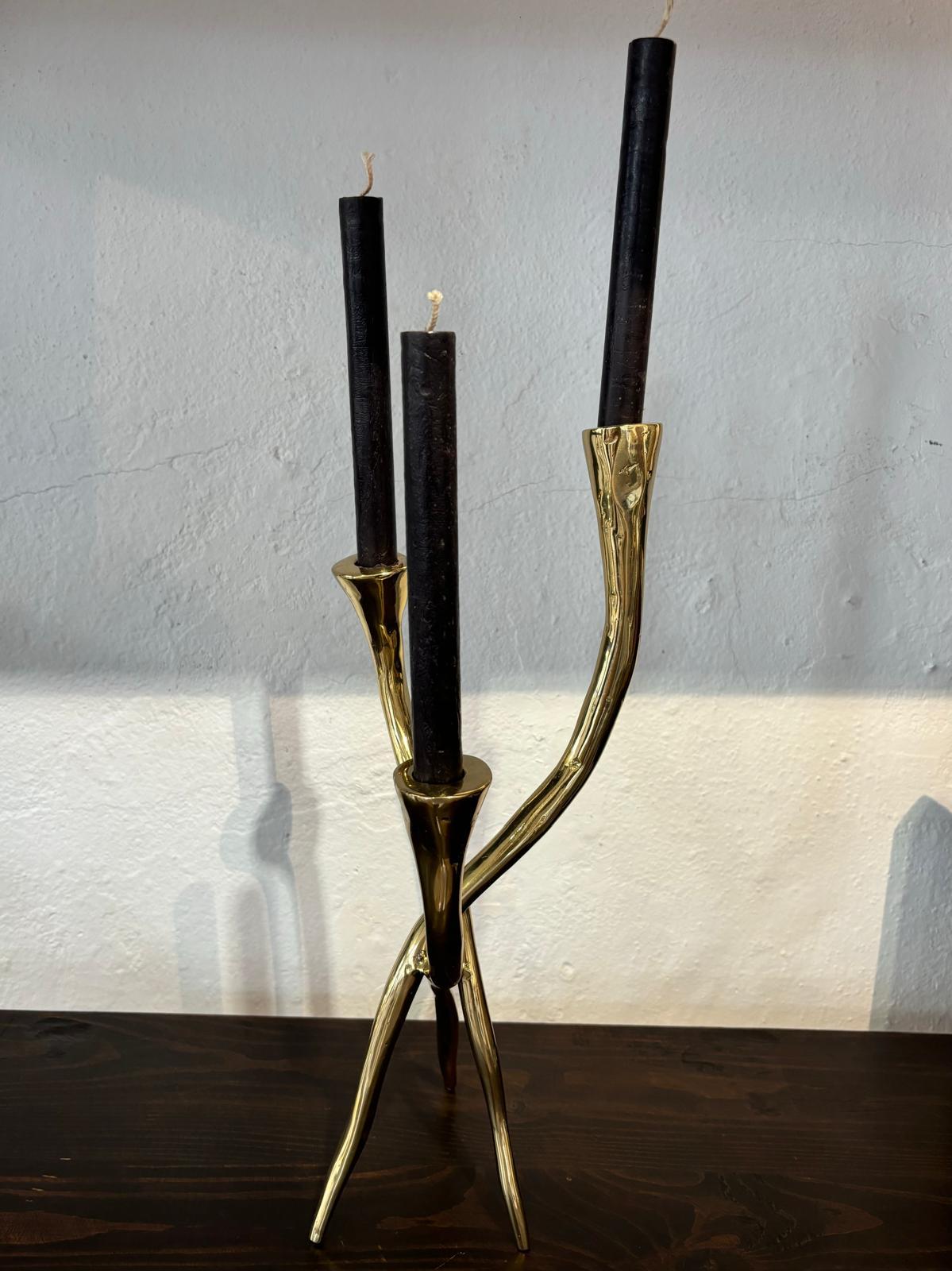 Candelabro a treppiede G023 fuso a mano in ottone da David Marshall In condizioni Nuovo in vendita a Benahavis, AN