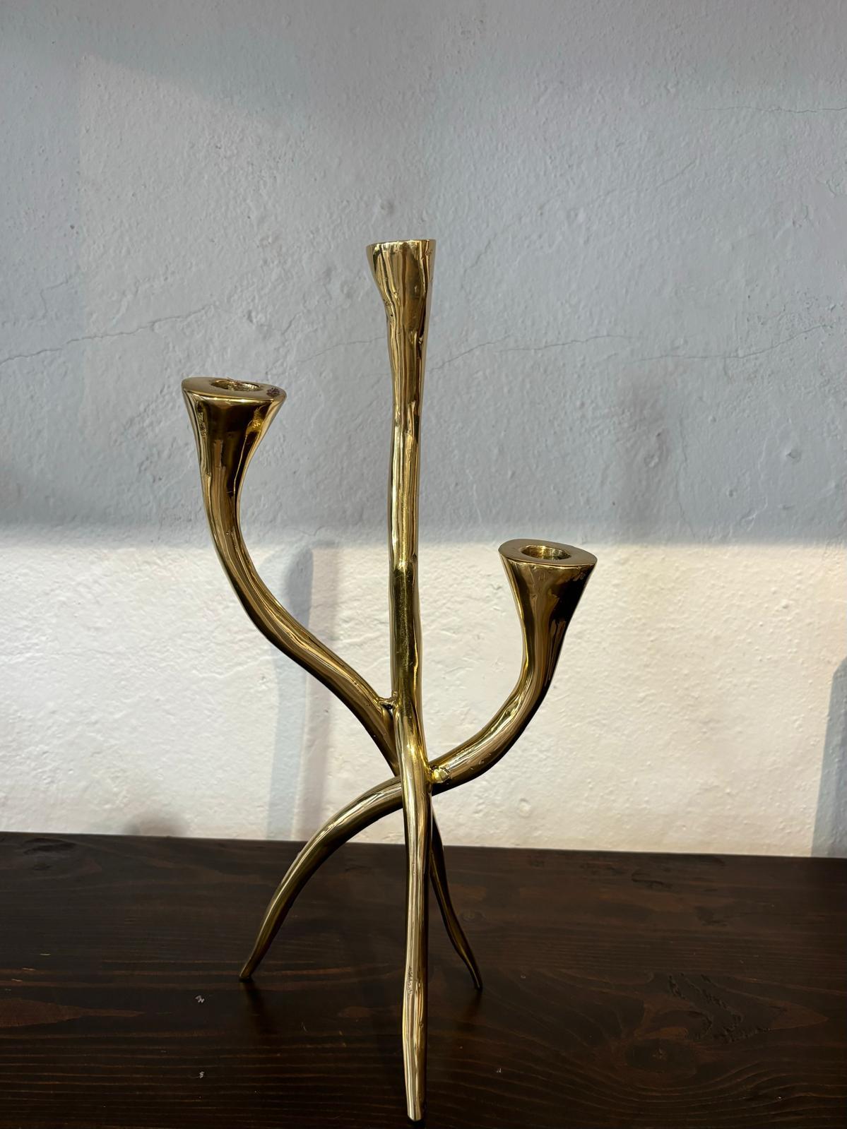 XXI secolo e contemporaneo Candelabro a treppiede G023 fuso a mano in ottone da David Marshall in vendita