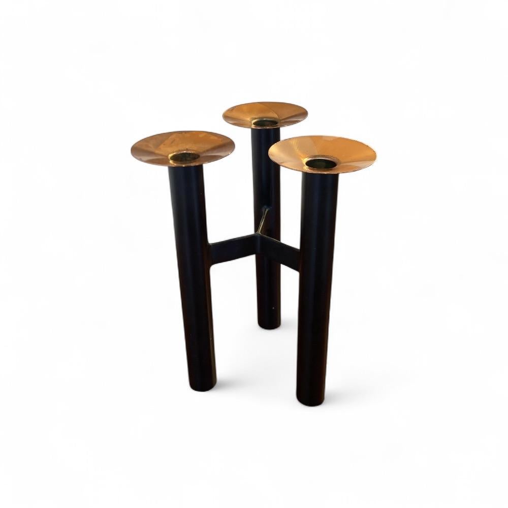 Portacandele a treppiede, progettato dal designer svedese Hans-Agne Jakobsson per la sua azienda omonima Hans-Agne Jakobsson AB. Questo raro modello si distingue per la sua forma scultorea che sublima il materiale della struttura interamente in