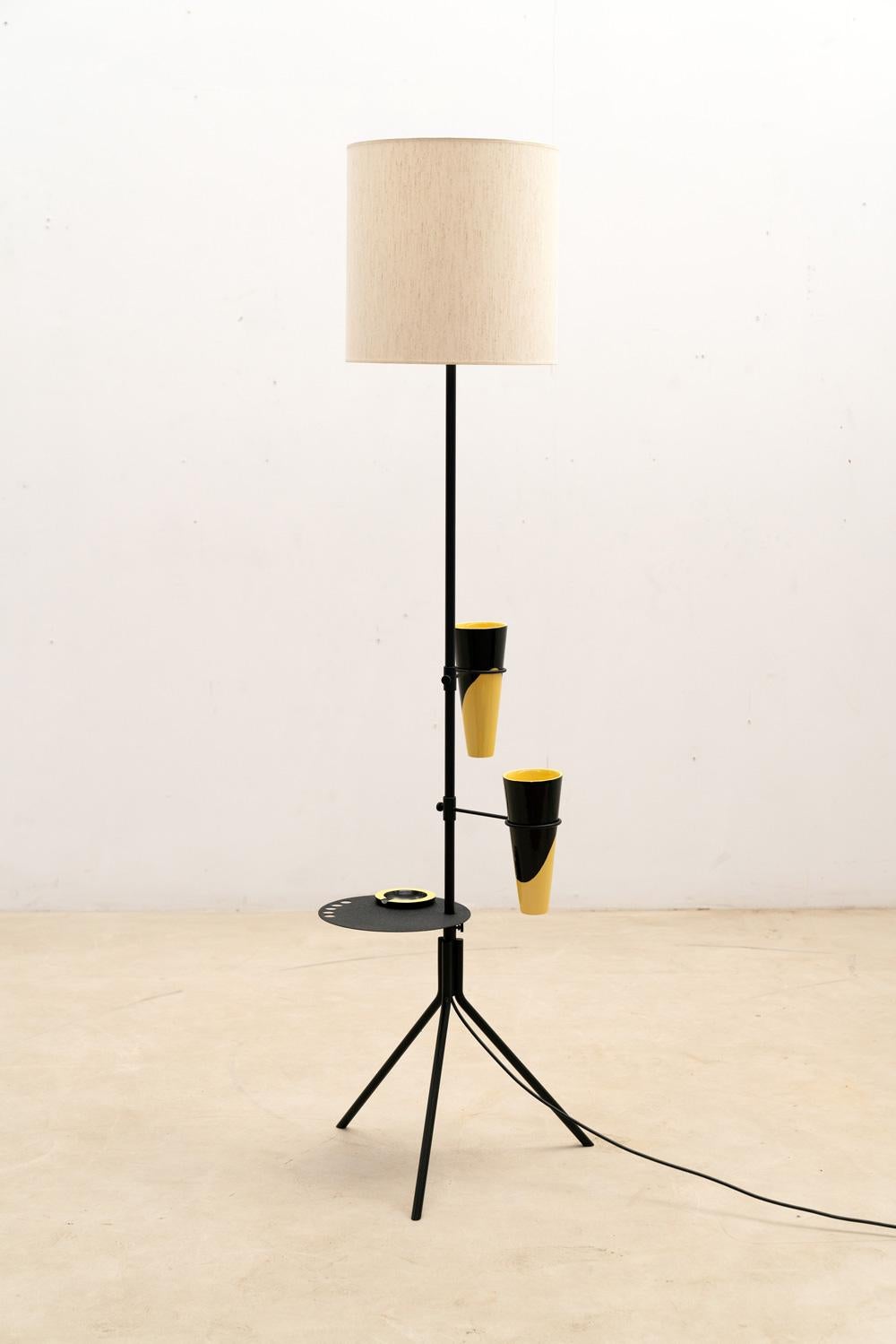 Metal and ceramic tripod Floor Lamp: a discovery from the 1960s. 
Featuring a metal tripod base, this lamp boasts two plant holders or cups and an ashtray holder crafted in black and yellow ceramic. 
Adjustable vertically and horizontally.

Nice