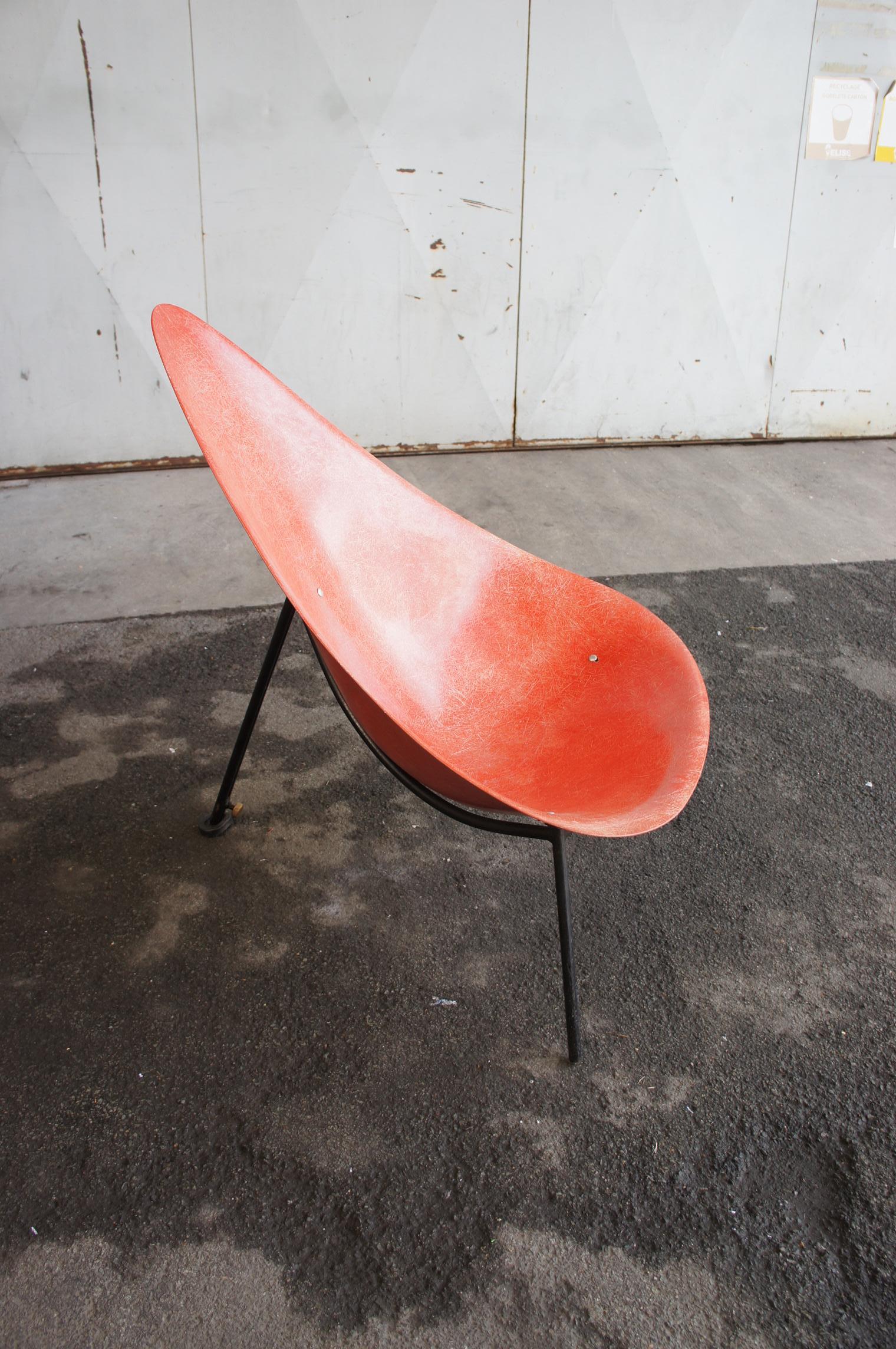 Première édition de la chaise tripode de Merat dans les années 50
La coque est en fibre de verre et le pied tripode est ajustable , grace à son pied de derriere qui coulisse , la molette en laiton fait office de serrage -
Elle constitue la