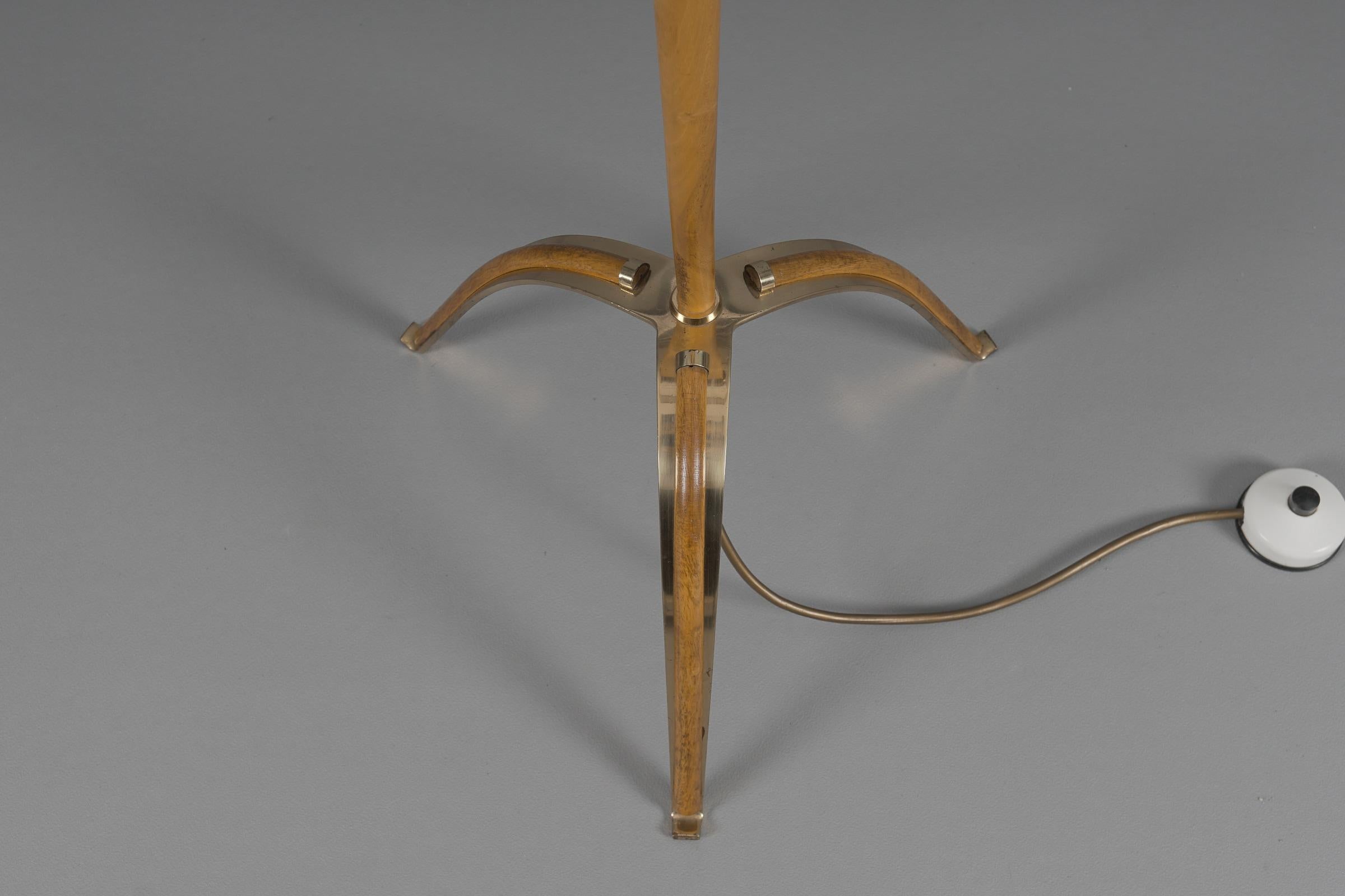 Mid-Century Modern Lampadaire tripode en bois de cerisier, années 1950 en vente