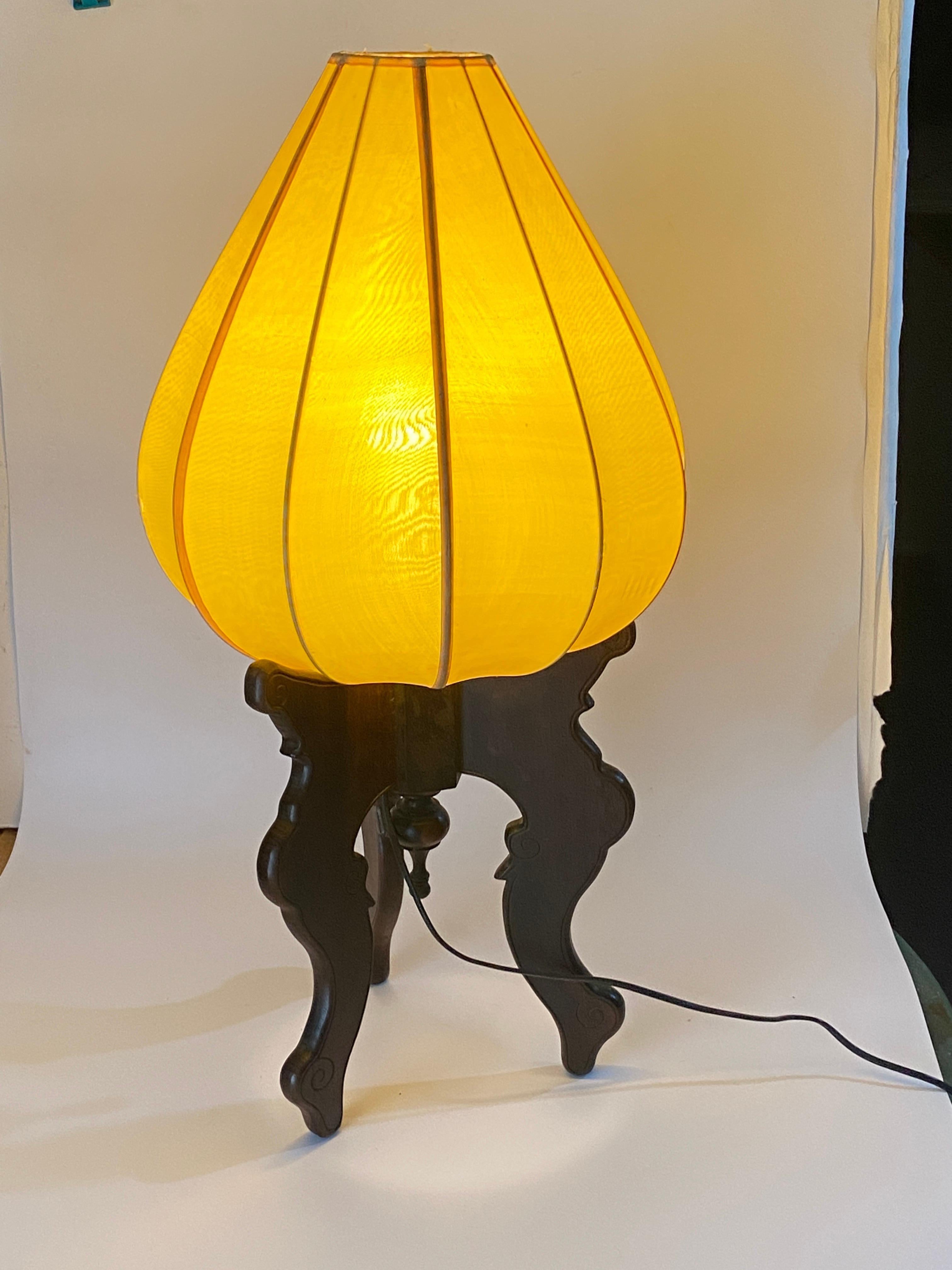 Tripod Chinese floor lamp, fabric and wood, brown and yellow, China circa 1950.
It has been made in China circa 1950.
Ambiance light, with smooth light intensity.