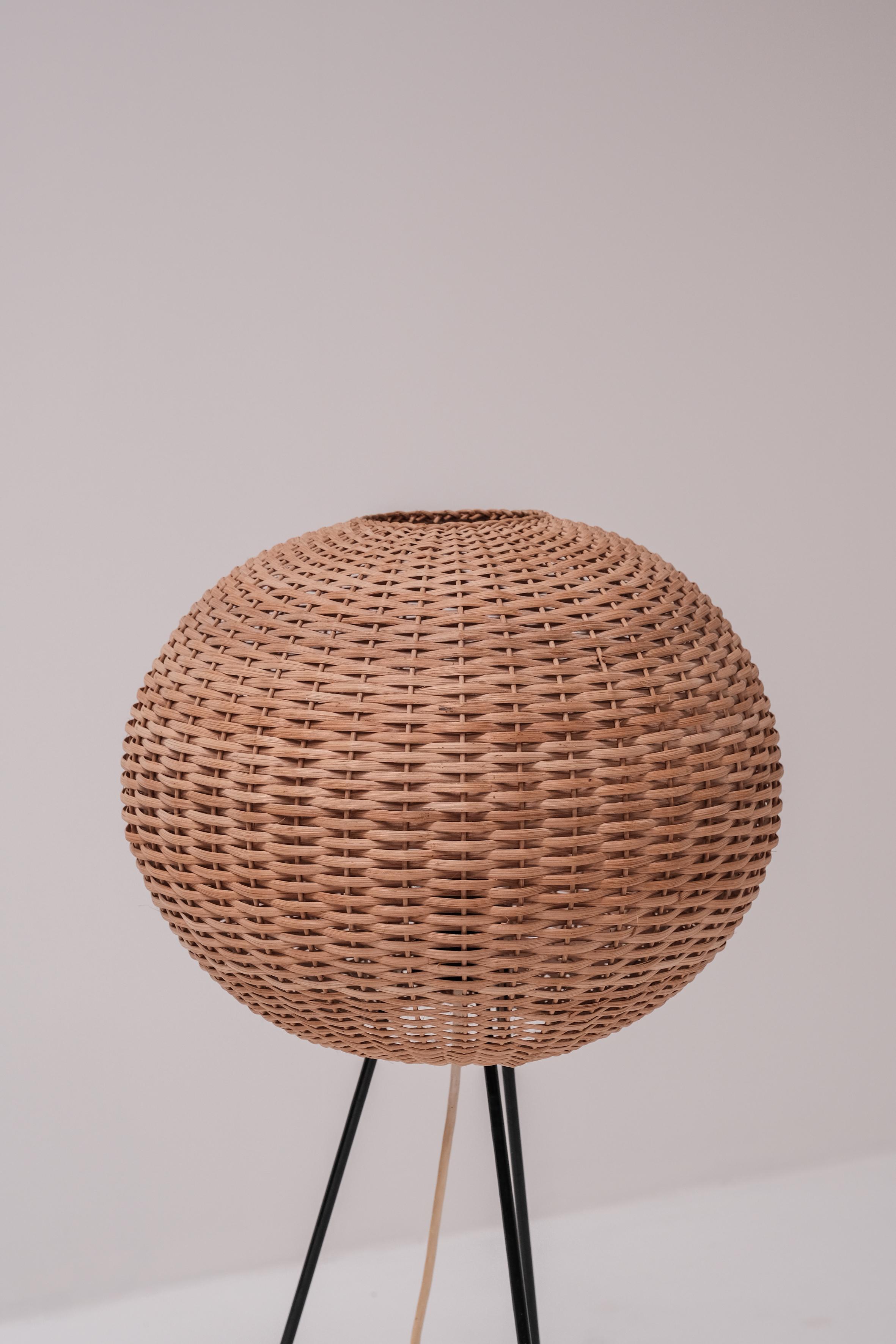 Tripod cocoon floorlamp, woven ratan 70ties In Good Condition In Boom, Vlaams Gewest
