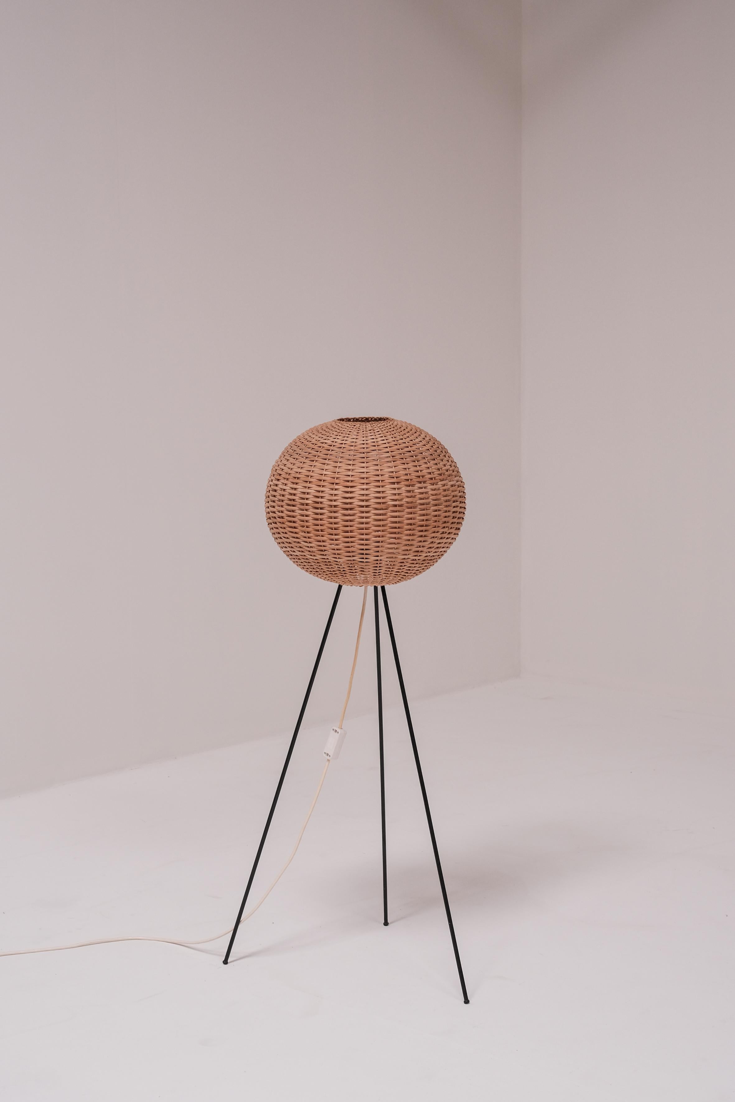 Tripod cocoon floorlamp, woven ratan 70ties 2