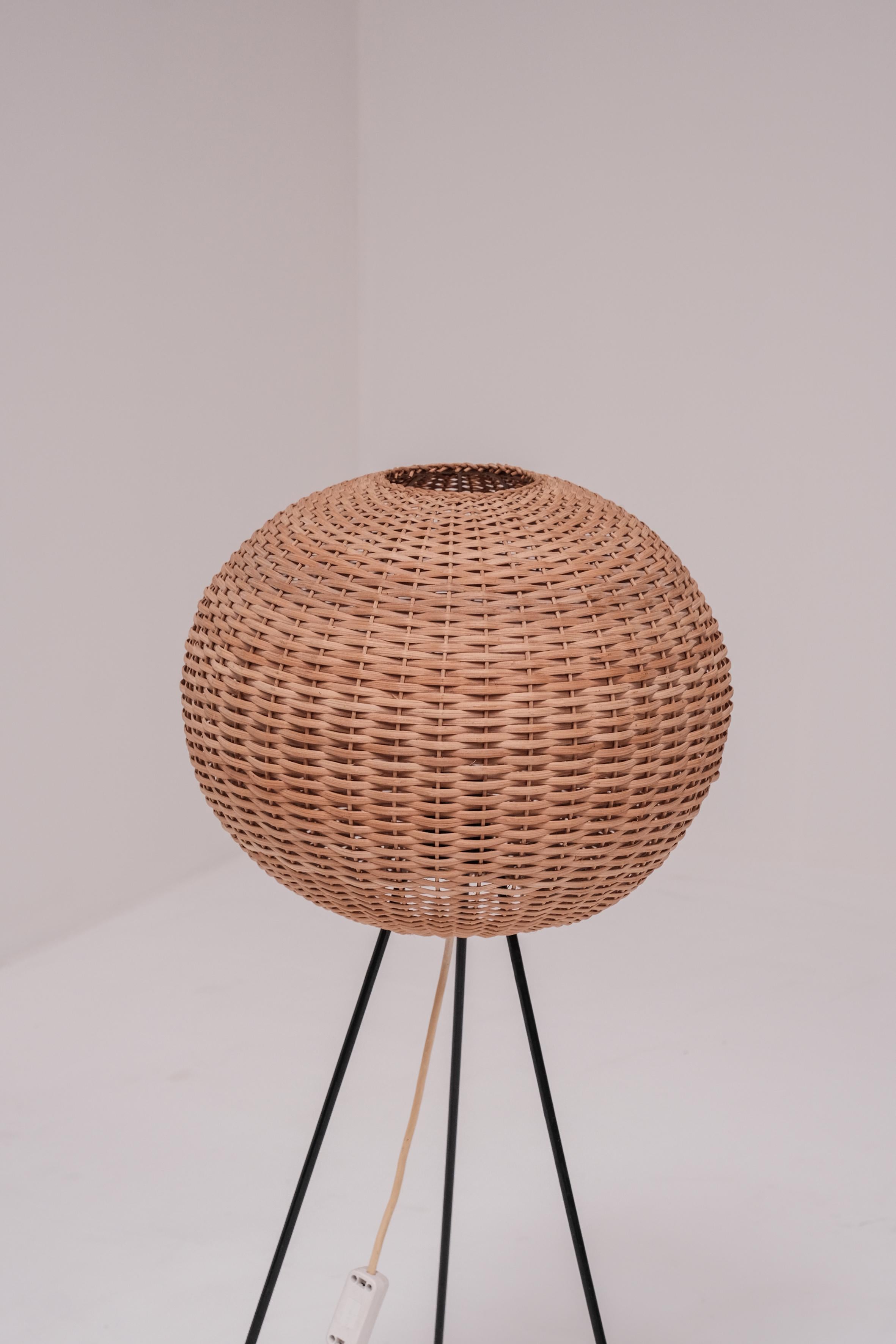 Tripod cocoon floorlamp, woven ratan 70ties 3