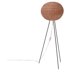 Lampada da terra tripode a bozzolo, ratan intrecciato anni '70