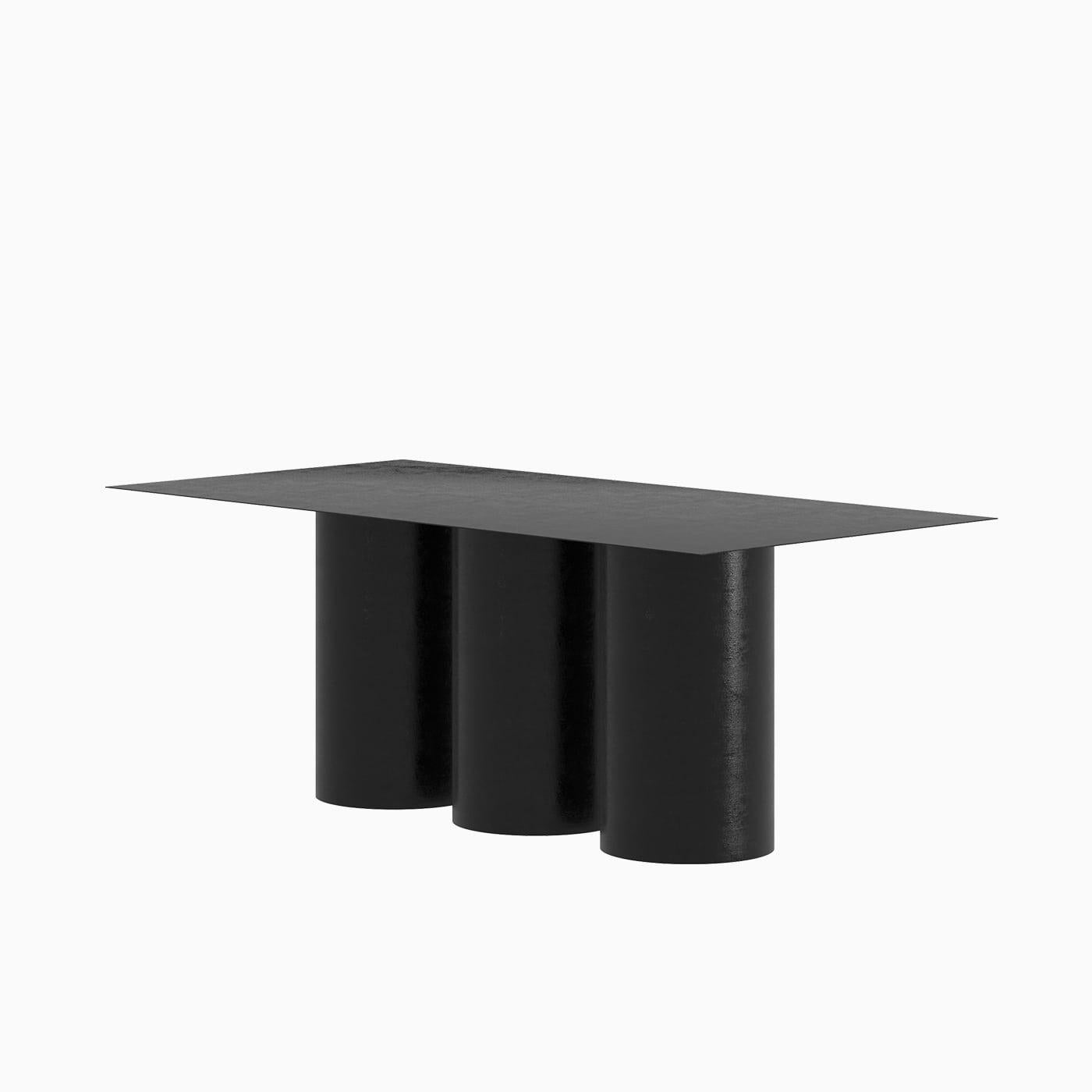 Der Tripod Dining Table ist ein monolithisches Stück, das als Esstisch für den Innen- und Außenbereich konzipiert wurde. 
Von Hand aus galvanisiertem Aluminium gefertigt und mit einer matten elektrostatischen Beschichtung versehen, kann seine Größe