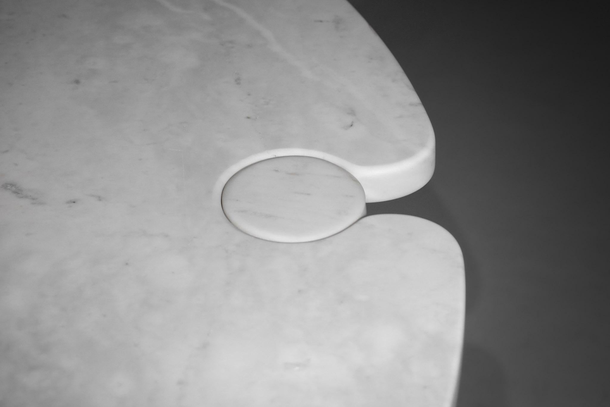Dreibein-Esstisch aus Carrara-Marmor Angelo Mangiarotti Modell Eros (Organische Moderne) im Angebot
