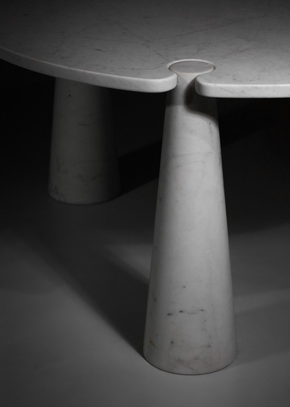 Dreibein-Esstisch aus Carrara-Marmor Angelo Mangiarotti Modell Eros im Zustand „Gut“ im Angebot in Lyon, FR