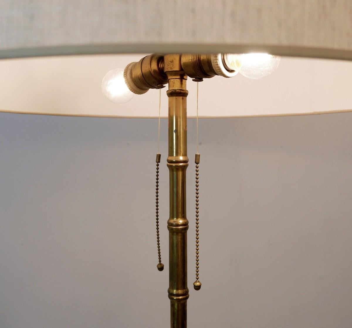 Dreibeinige Stehlampe aus Messing mit Bambusimitat.