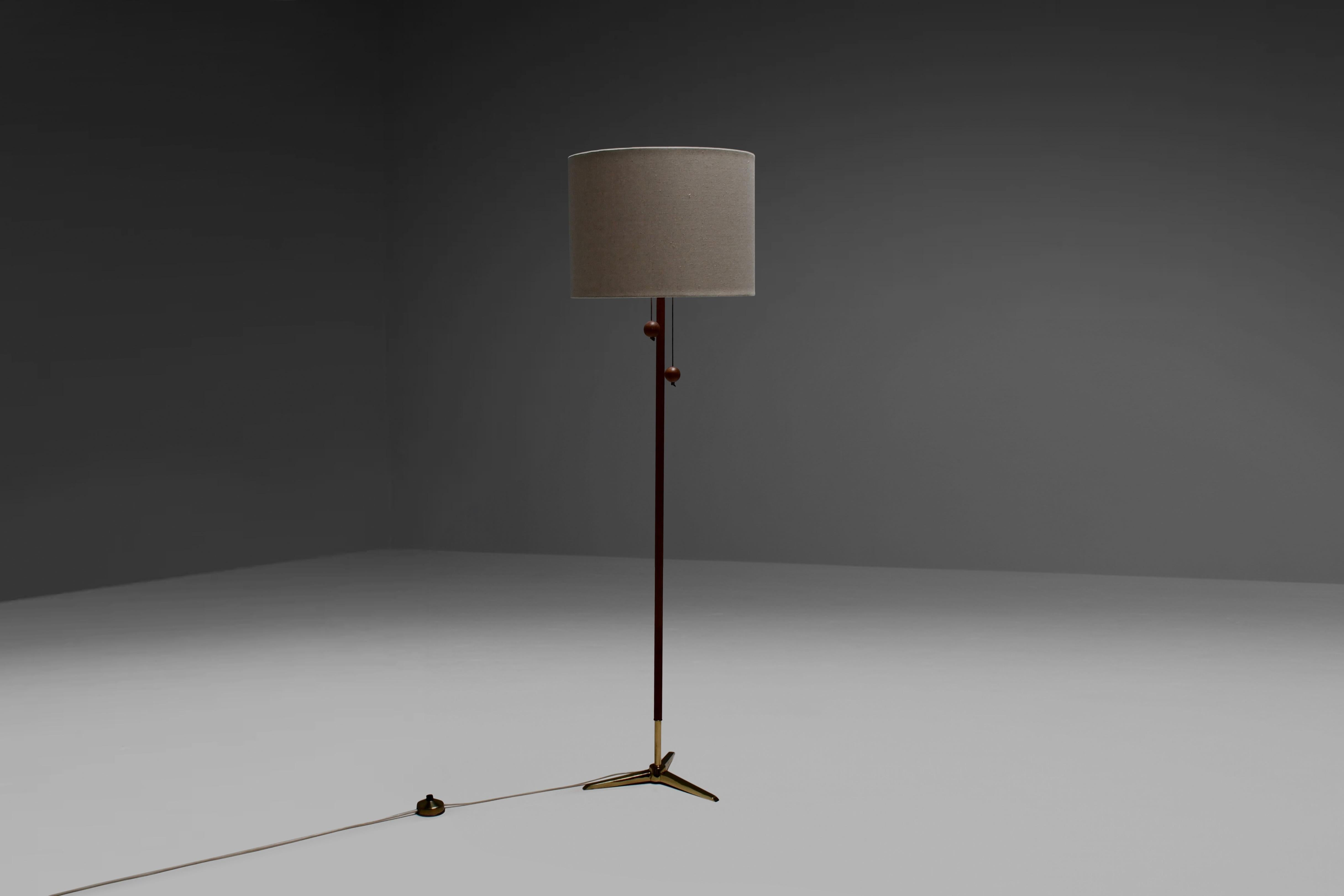 Beautiful Danish floor lamp in very good condition.

Manufactured by Fog & Morup Copenhagen in the 1960s 

The slender tapered stem of the lamp is made from solid teak wood. 

The tripod base is made from solid brass and looks very elegant.  

We