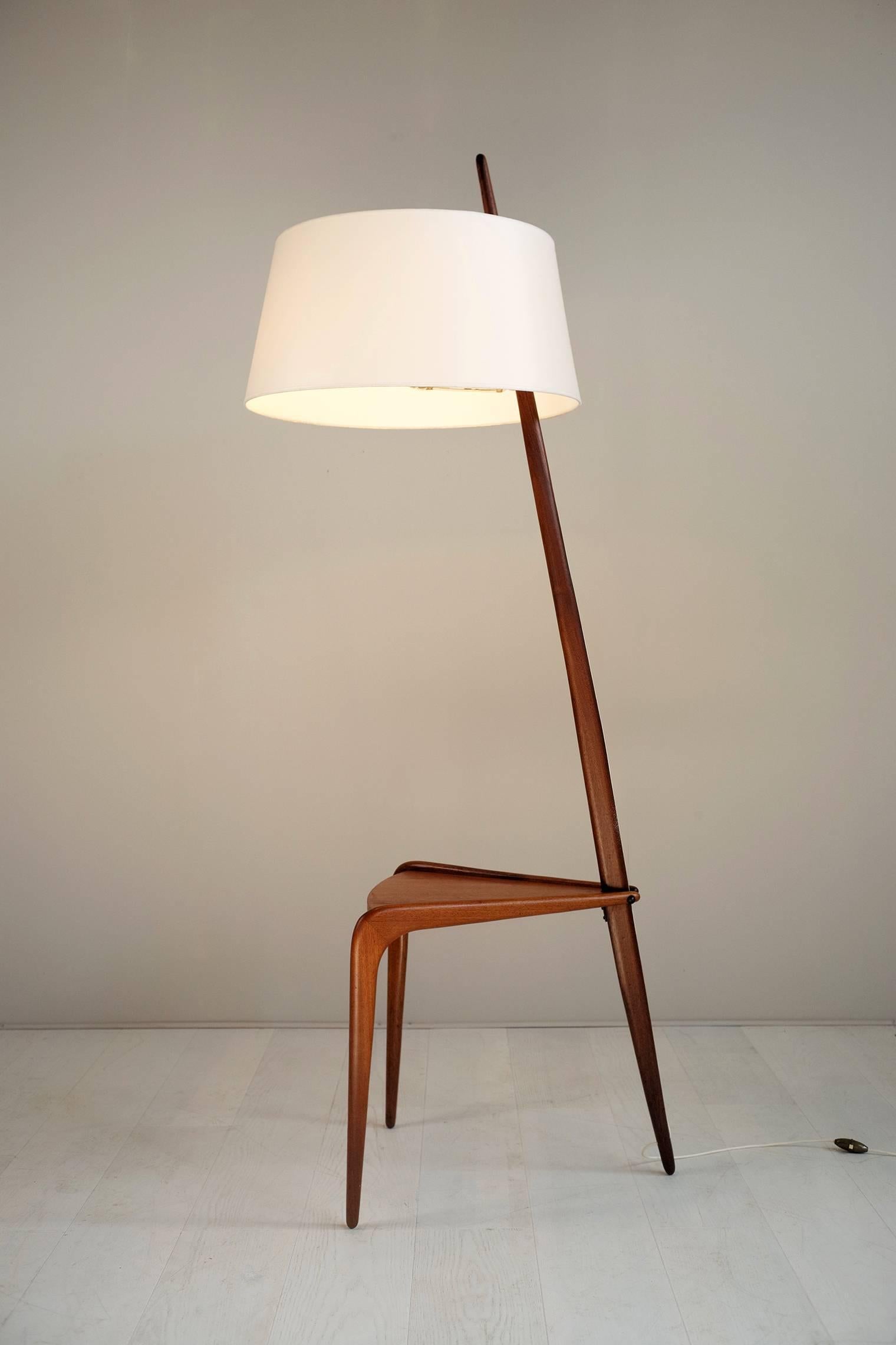Exceptional floor lamp tablet Jean Rispal, France, 1950. Teak, metal and fabric.
Double ignition, lampshade redone to the identical.
Very beautiful state.