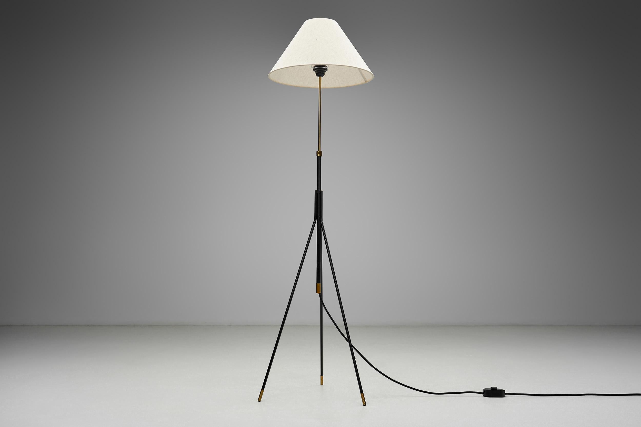 Lámpara de pie trípode de Svend Aage Holm Sørensen (Attr.), Dinamarca hacia 1960 en venta 8