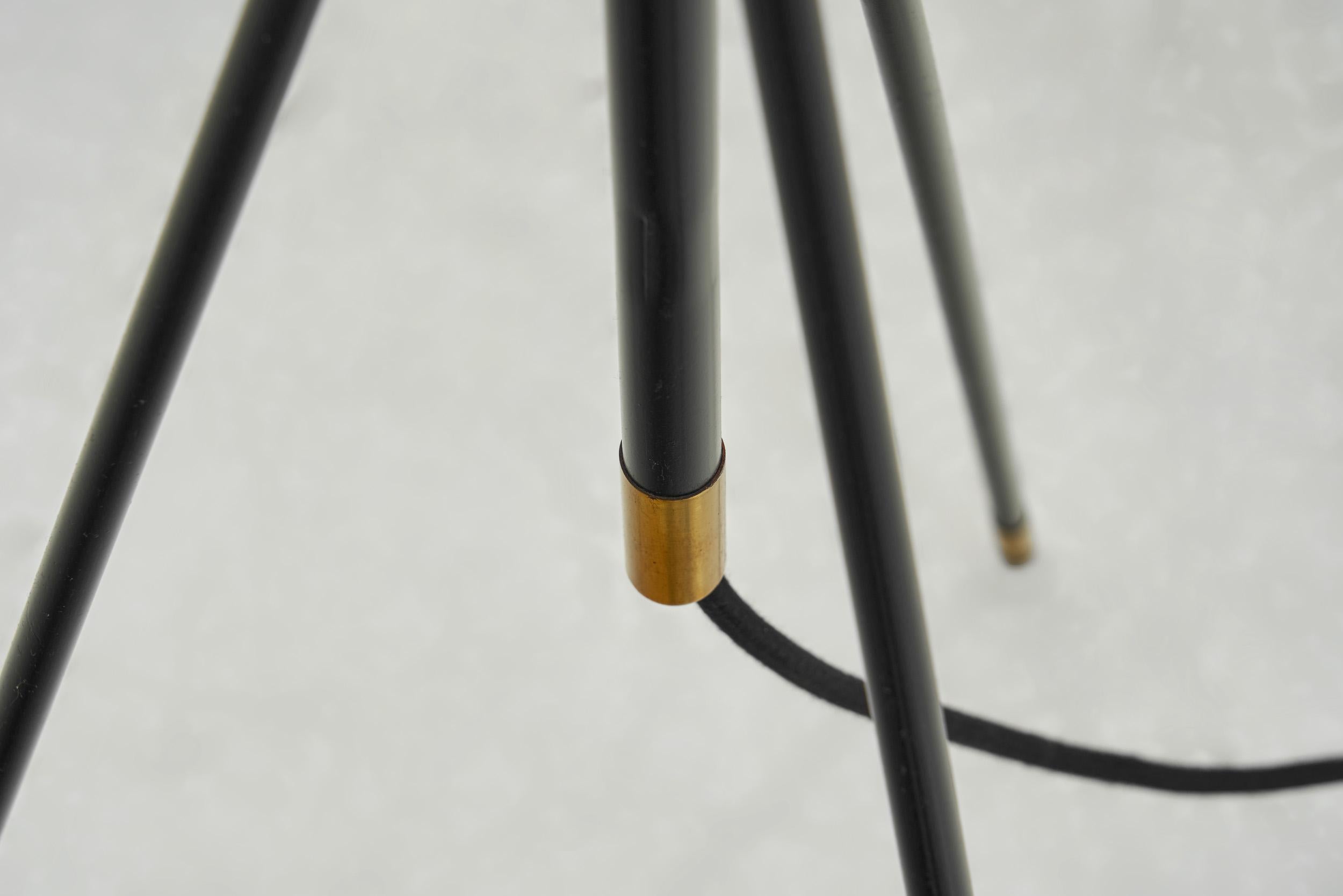 Lámpara de pie trípode de Svend Aage Holm Sørensen (Attr.), Dinamarca hacia 1960 en venta 9