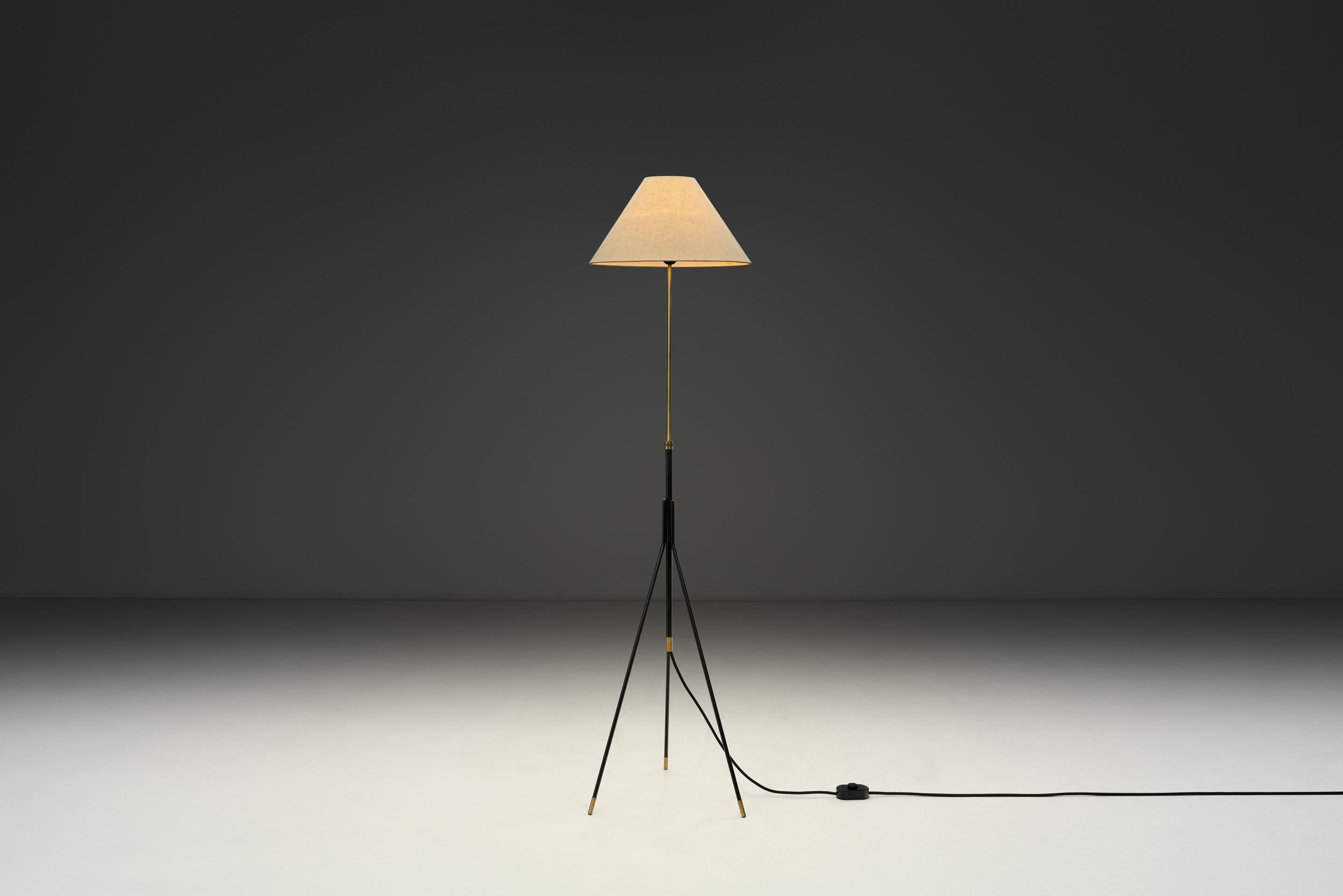 Lámpara de pie trípode de Svend Aage Holm Sørensen (Attr.), Dinamarca hacia 1960 Moderno de mediados de siglo en venta