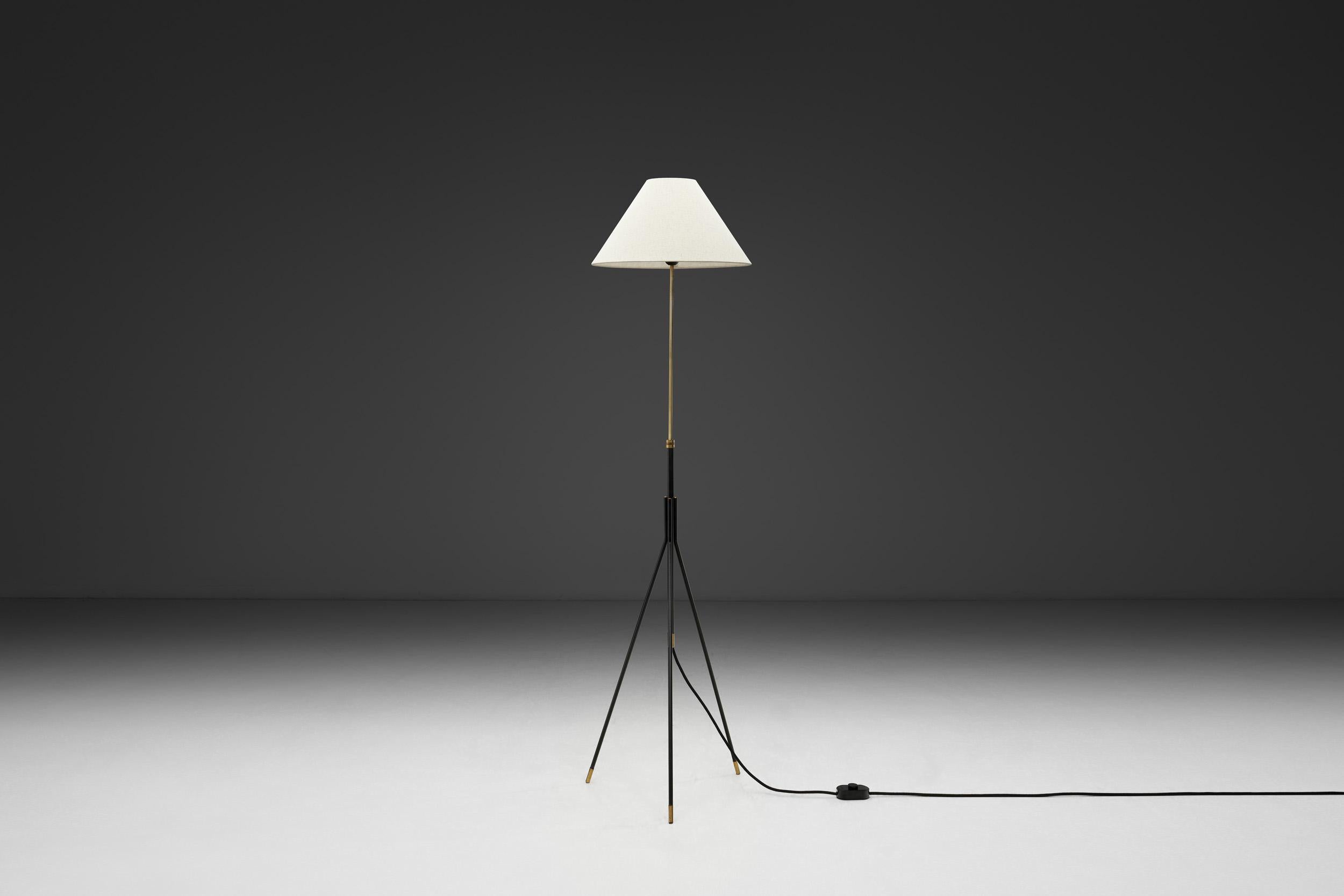 Lámpara de pie trípode de Svend Aage Holm Sørensen (Attr.), Dinamarca hacia 1960 Danés en venta