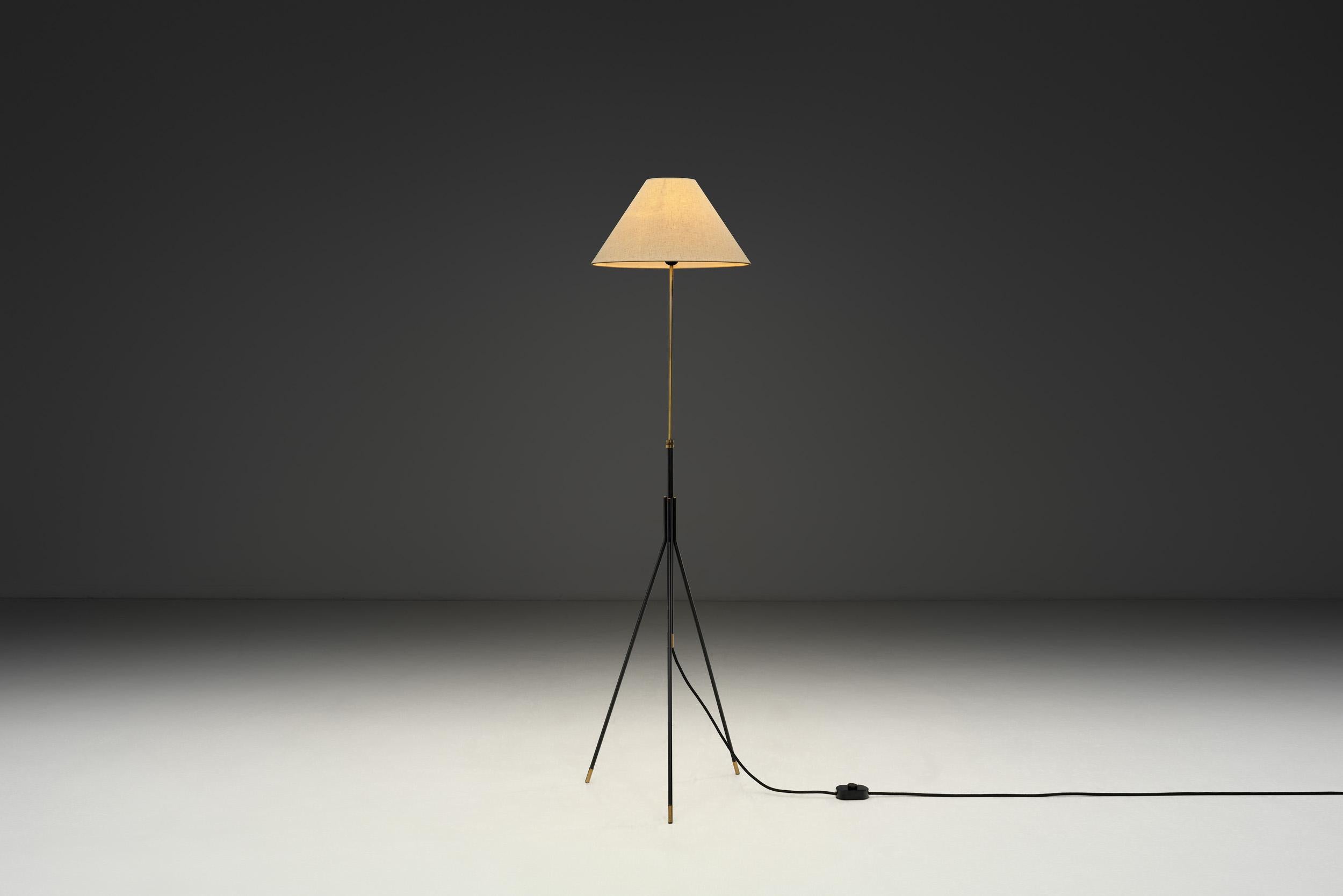 Lámpara de pie trípode de Svend Aage Holm Sørensen (Attr.), Dinamarca hacia 1960 en Bueno estado para la venta en Utrecht, NL