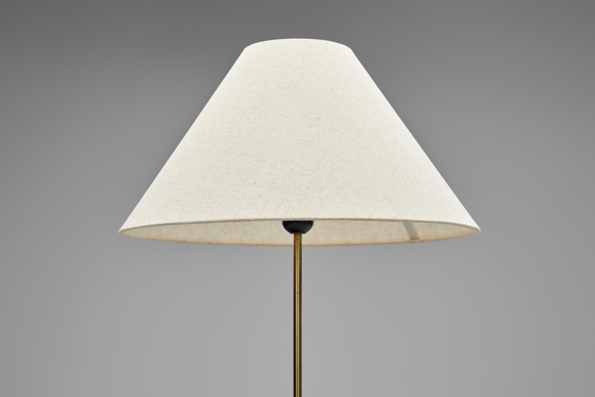 Lámpara de pie trípode de Svend Aage Holm Sørensen (Attr.), Dinamarca hacia 1960 en venta 1