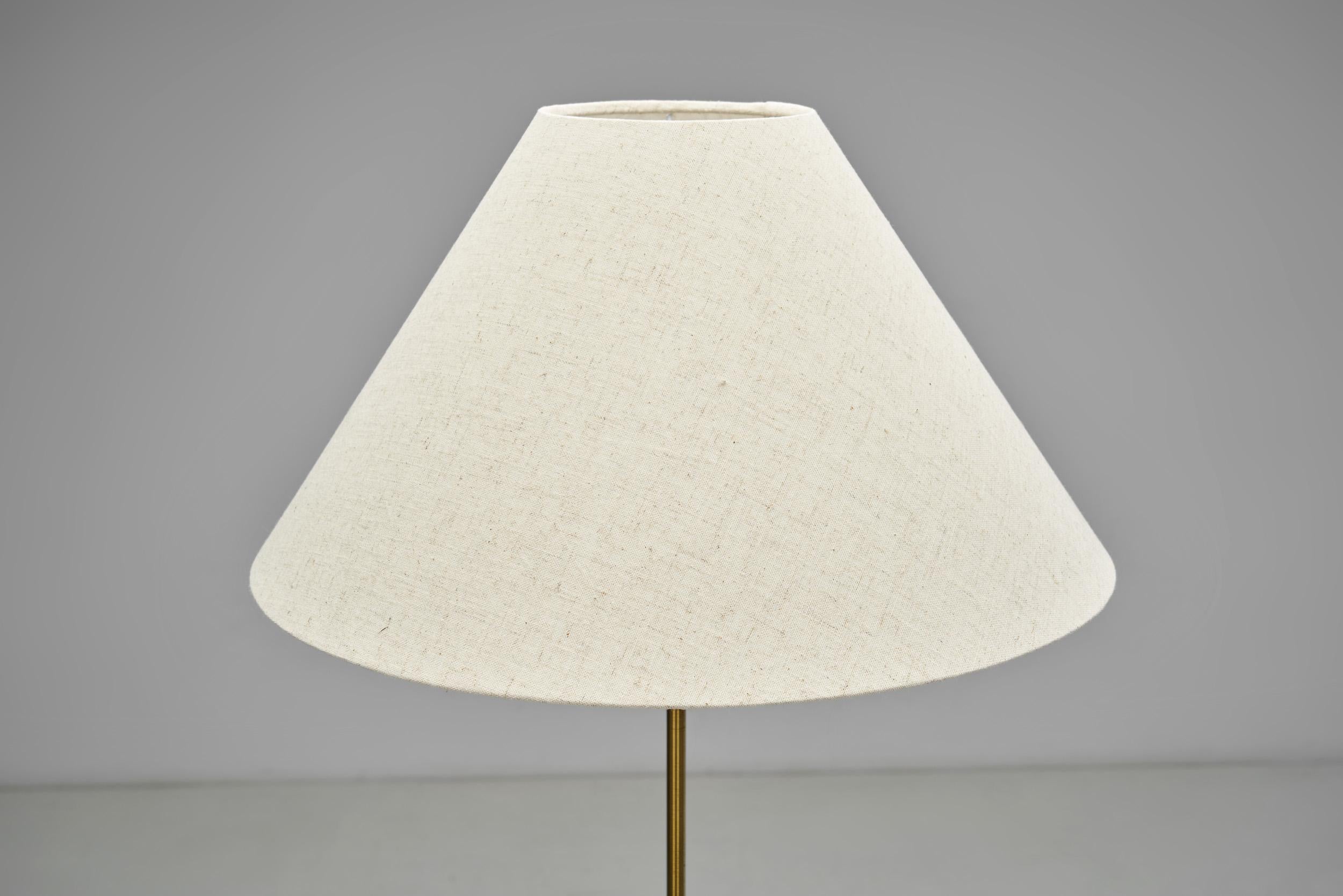 Lámpara de pie trípode de Svend Aage Holm Sørensen (Attr.), Dinamarca hacia 1960 en venta 2