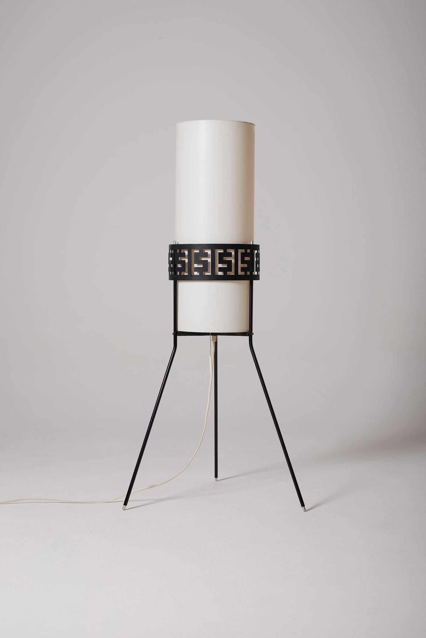 Tripod floor lamp in pierced and stylized black lacquered metal with white fabric shade. In perfect condition.
DV436