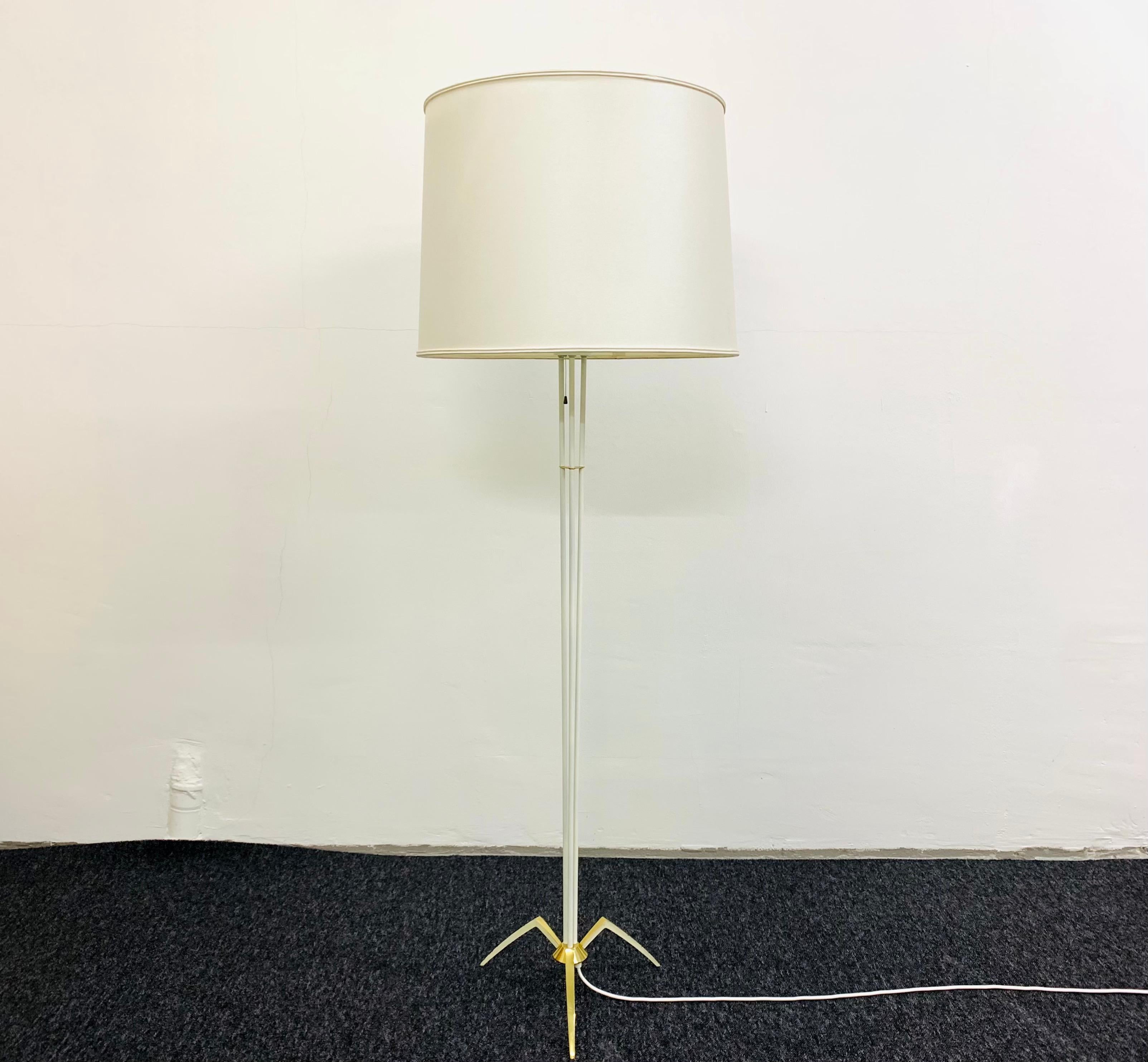 Very nice floor lamp from the 1950s.
Great design and high-quality workmanship.
The loving details and the very pleasant lighting effect make the lamp special and a real favorite.

Condition:

Very good vintage condition with slight signs of